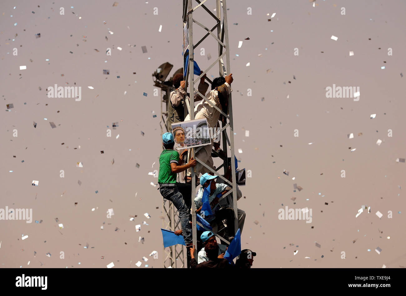 Unterstützer von Afghanistan Präsidentschaftskandidaten und ehemalige Außenminister Abdullah Abdullah Aufstieg einer Beleuchtung während Sie singen Slogan, der bei einer Versammlung im Olympischen Stadion in Kabul, Afghanistan am 17. August 2009. Die afghanischen Präsidentschaftswahlen werden am 20. August statt. UPI/Mohammad Kheirkhah Stockfoto