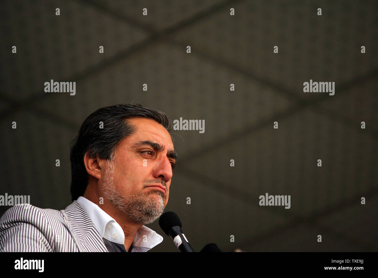 Afghanistan Präsidentschaftskandidaten und ehemalige Außenminister Abdullah Abdullah reagiert während einer Versammlung im Olympischen Stadion in Kabul, Afghanistan am 17. August 2009. Die afghanischen Präsidentschaftswahlen werden am 20. August statt. UPI/Mohammad Kheirkhah Stockfoto