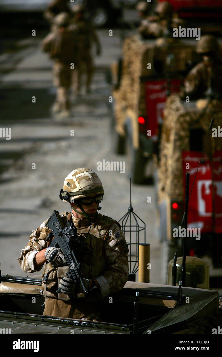 NATO-Soldaten bewachen die Szene von einem Selbstmordanschlag in Kabul, Afghanistan am 18. August 2009. Ein Selbstmord auto Sprengstoffanschlag auf eine NATO-Konvoi am Stadtrand von Kabul, mindestens sieben Zivilisten und verletzte 52 Menschen ums Leben kamen, sagten Beamte. Afghanen, für die Vereinten Nationen waren unter den Toten und Verletzten. UPI/Mohammad Kheirkhah Stockfoto