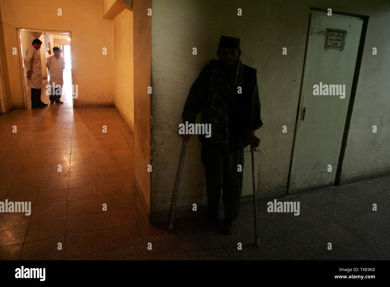 Ein behinderter Mensch, der seine Beine in einem Krieg verloren macht sich auf den Weg nach unten eine Halle für Rehabilitation Krankenhaus in Kabul, Afghanistan am 18. August 2009. UPI/Mohammad Kheirkhah Stockfoto