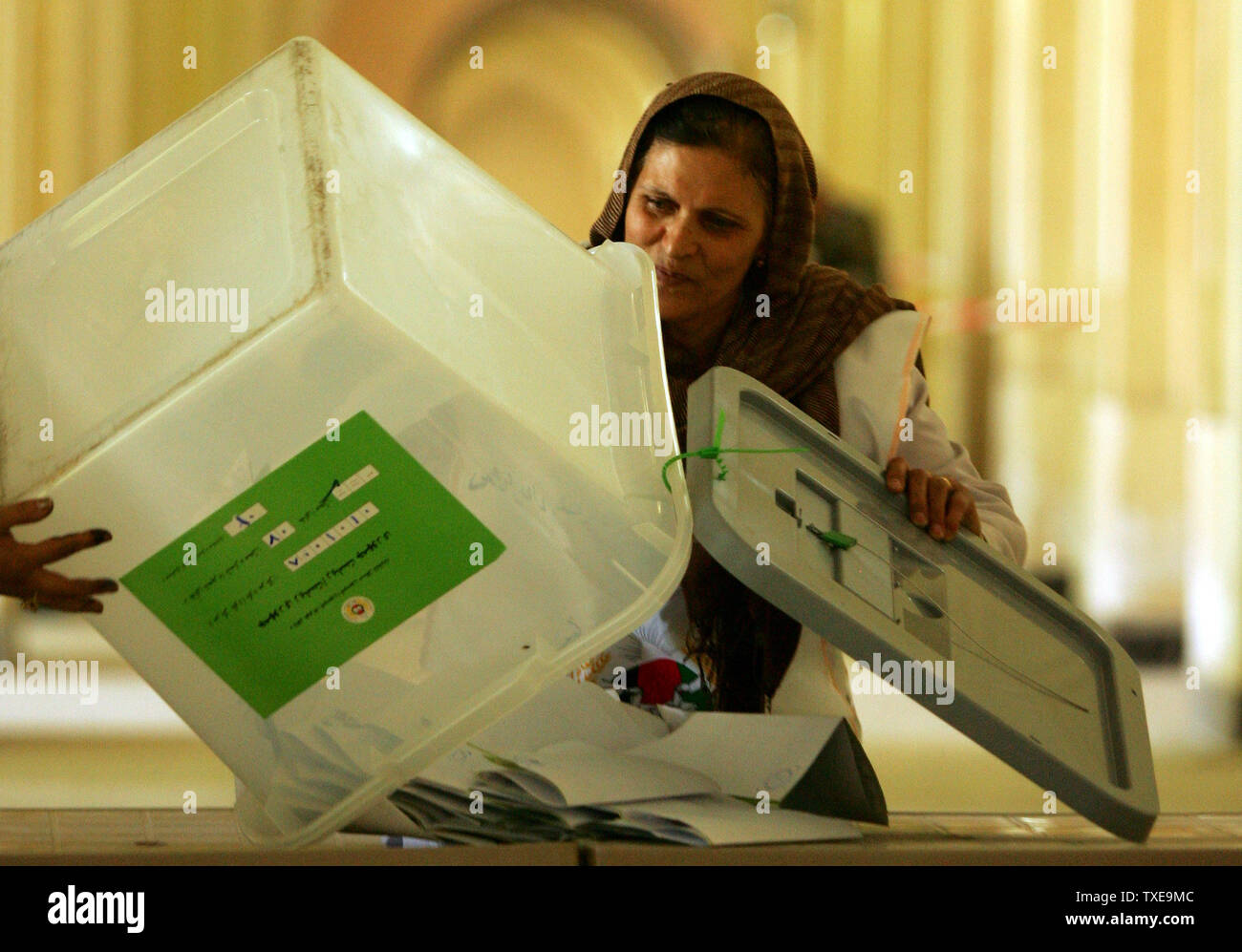 Ein afghanischer Abstimmungarbeiter zählt die Stimmzettel nach dem Schließen der Wahllokale in Kabul, Afghanistan am 20. August 2009. Afghanen wählte einen neuen Präsidenten für das zweite mal in der Geschichte des Landes zu wählen. UPI/Mohammad Kheirkhah Stockfoto