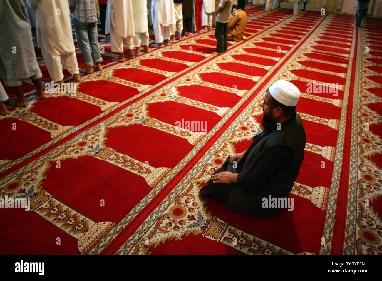 Muslime beten in einer Moschee am Vorabend der Ramadan Monat in Kabul, Afghanistan am 21. August 2009. Während des Monats Ramadan, dem neunten Monat des islamischen Kalenders, Muslime verzichten auf das Essen, Trinken und Rauchen von Sonnenaufgang bis Sonnenuntergang. UPI/Mohammad Kheirkhah Stockfoto