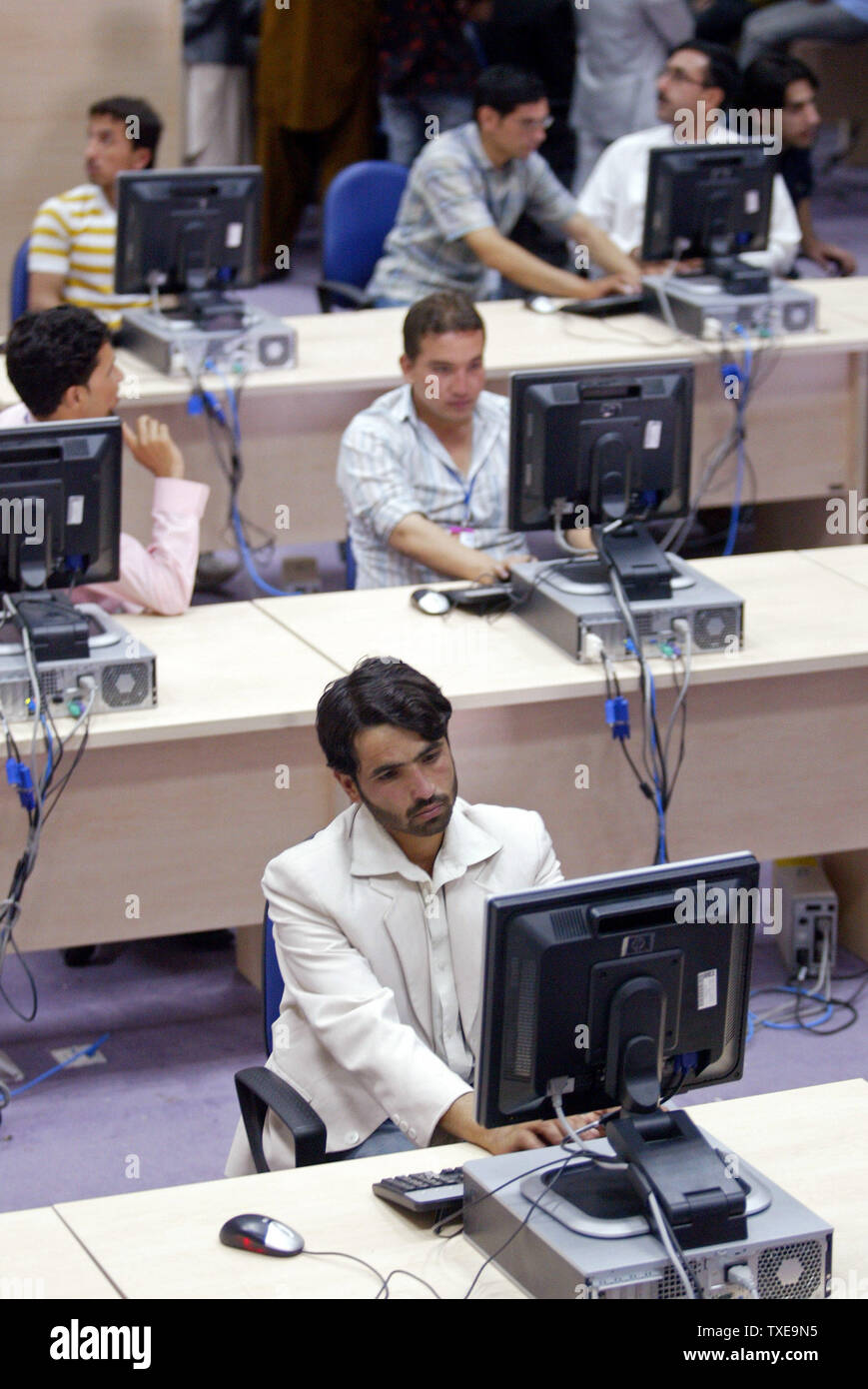 Die Mitglieder der Unabhängigen Wahlkommission in Afghanistan (IEC) Monitor Zählvorgang bei der IEC-base in Kabul, Afghanistan am 21. August 2009. Der afghanische Präsident Hamid Karsai die Wiederwahl Chancen erschienen härter als Afghanen gestimmt Donnerstag ihre zweite Wahl. UPI/Mohammad Kheirkhah Stockfoto