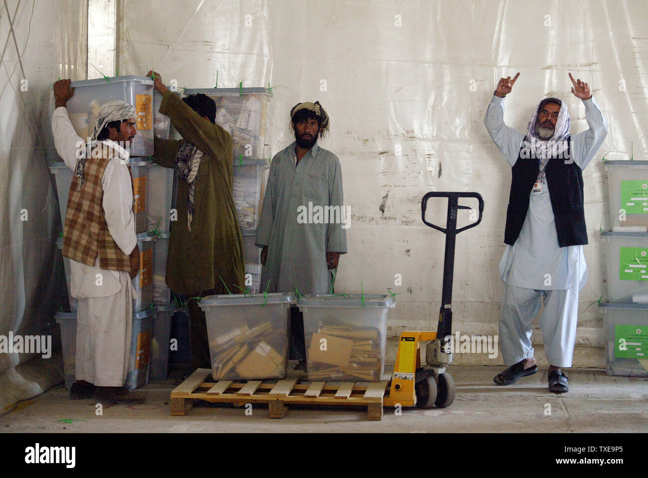 Mitglieder der Unabhängigen Wahlkommission in Afghanistan (IEC) bewegen, Urnen aus der afghanischen Präsidentschaftswahlen am IEC-base in Kabul, Afghanistan am 22. August 2009. Der afghanische Präsident Hamid Karsai die Wiederwahl Chancen erschienen härter als Afghanen gestimmt Donnerstag ihre zweite Wahl. UPI/Mohammad Kheirkhah Stockfoto