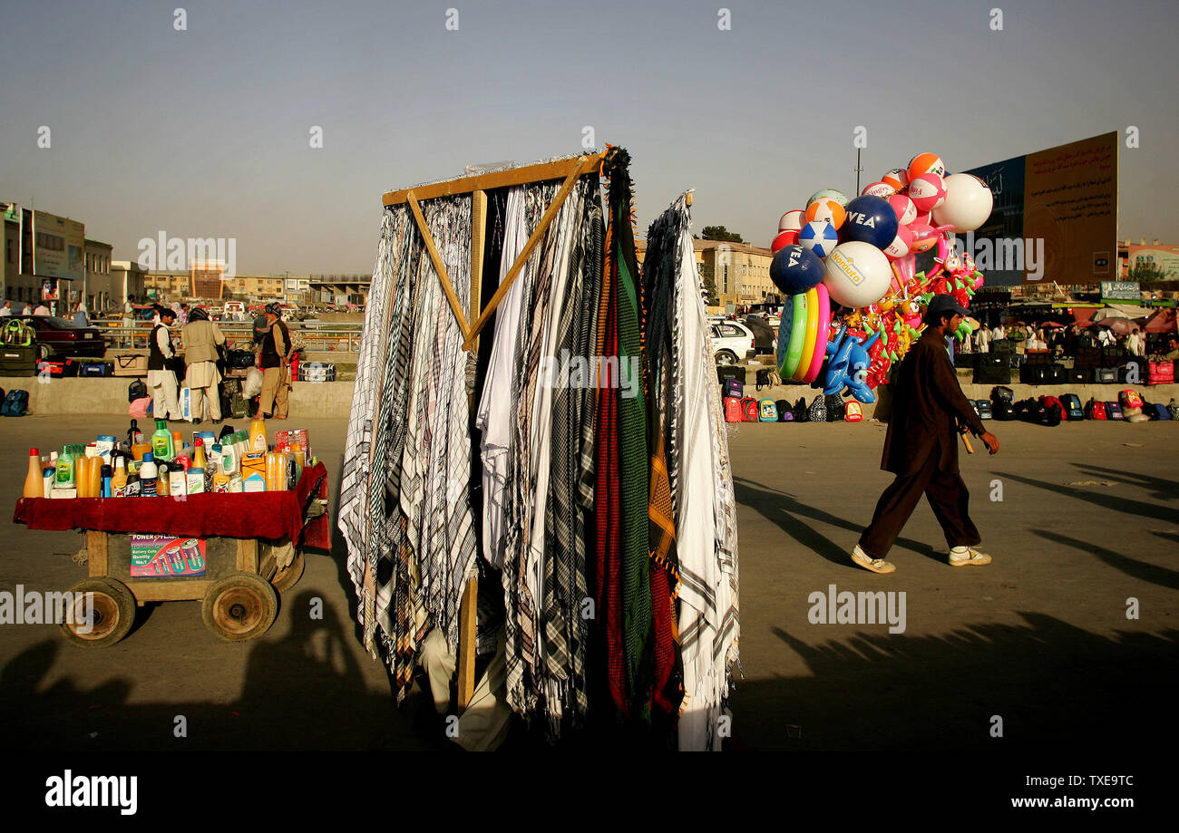 Ein Ballon Verkäufer macht seinen Weg durch eine Straße in in Kabul, Afghanistan am 27. August 2009. UPI/Mohammad Kheirkhah Stockfoto