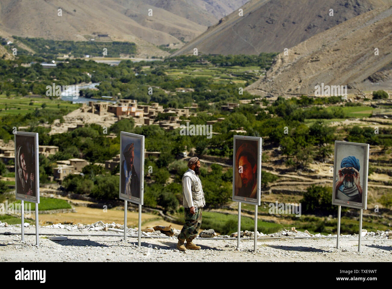 Ein Mann schaut auf die Fotografien der Fotograf Reza Deghati Iranian-French in der Ausstellung Namen alar-e Shahidan', das heißt 'Leiter der Märtyrer", am Grab der antisowjetischen Widerstand Anführer Ahmad Shah Massoud (2nd-R), in Panj Shir Tal nördlich von Kabul, Afghanistan am 3. September 2009. UPI/Mohammad Kheirkhah. Stockfoto