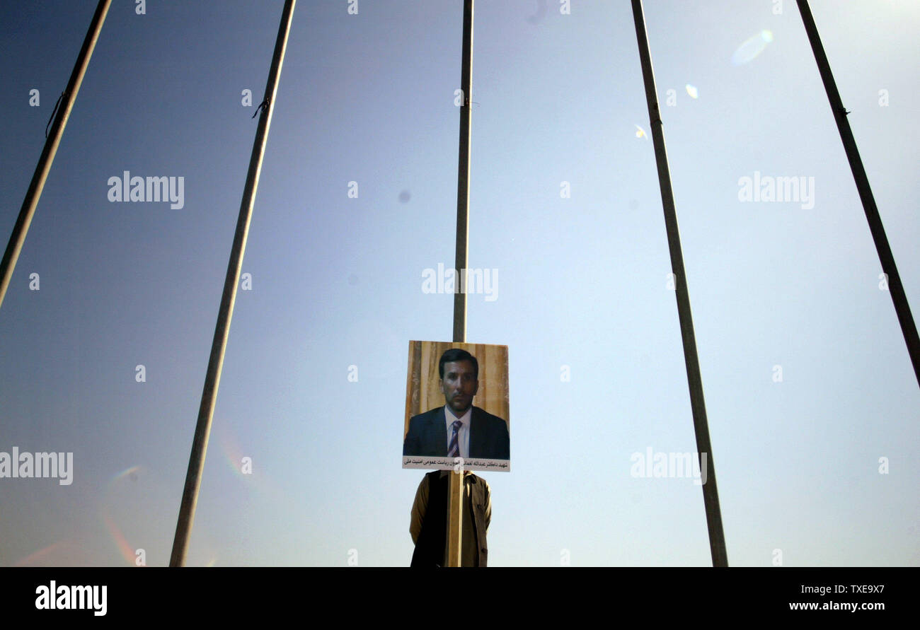 Ein Mann steht hinter ein Bild von Abdullah Laghmani, stellvertretender Leiter der Afghanischen der Intelligenz während seiner Beerdigung Zeremonie in Eidgah Moschee in Kabul, Afghanistan am 4. September 2009. Taliban Selbstmordattentat getötet, 23 Personen östlich von Kabul, einschließlich Stellvertretender Chef des Landes, der Intelligenz und der Kopf von einem provinzrat. Die Explosion zerrissen durch eine Masse an der Eröffnung einer Moschee in der Provinz Laghman am Mittwoch. UPI/Mohammad Kheirkhah Stockfoto