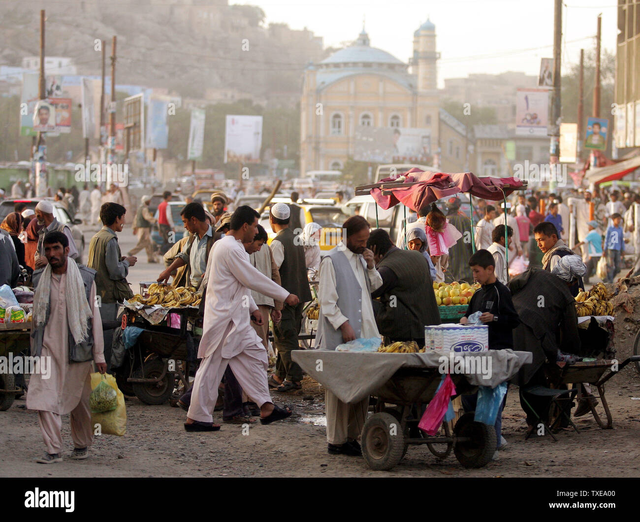 Die Menschen bewegen sich durch einen Basar während des Ramadan Monat in Kabul, Afghanistan am 9. September 2009. Während des Monats Ramadan, dem neunten Monat des islamischen Kalenders, Muslime verzichten auf das Essen, Trinken und Rauchen von Sonnenaufgang bis Sonnenuntergang. UPI/Mohammad Kheirkhah Stockfoto