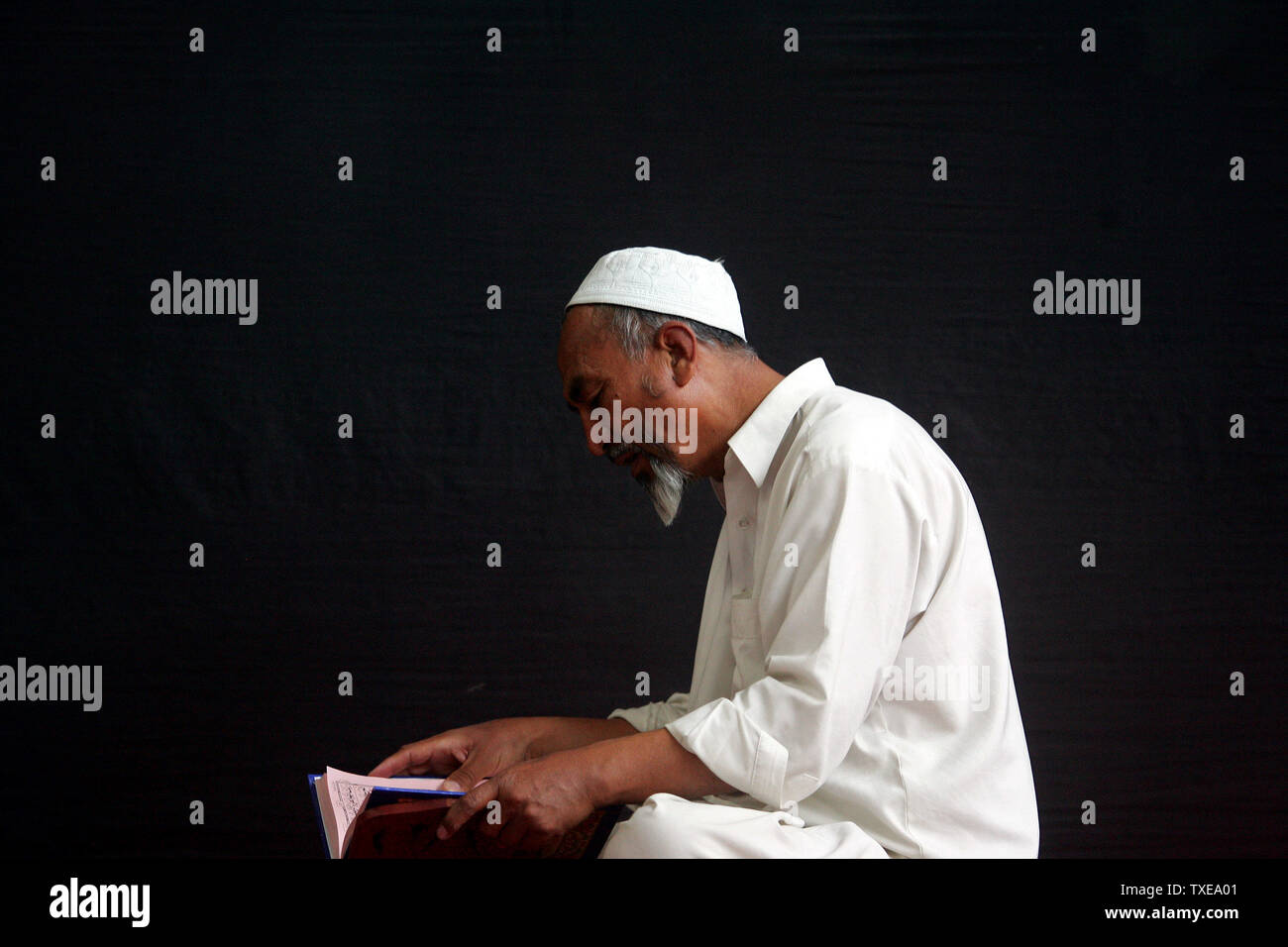 Ein Mann liest den Koran in einer Moschee während des Ramadan Monat in Kabul, Afghanistan am 9. September 2009. Während des Monats Ramadan, dem neunten Monat des islamischen Kalenders, Muslime verzichten auf das Essen, Trinken und Rauchen von Sonnenaufgang bis Sonnenuntergang. UPI/Mohammad Kheirkhah Stockfoto