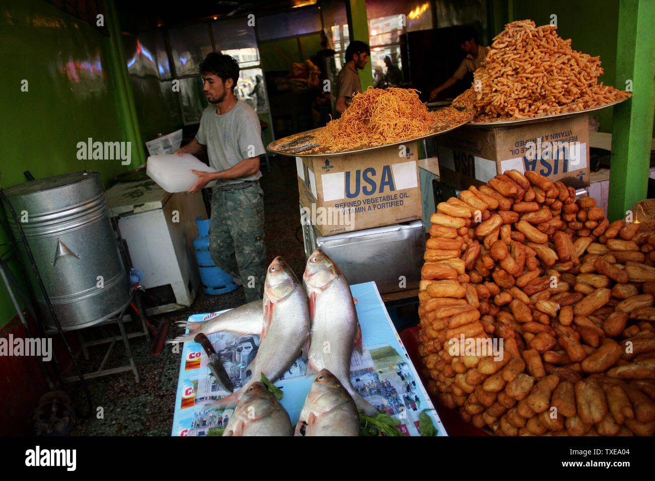 Ein Mann bereitet sich auf den Ramadan Iftar (Abendessen) in seinem Laden während des Ramadan Monat in Kabul, Afghanistan am 10. September 2009. Während des Monats Ramadan, dem neunten Monat des islamischen Kalenders, Muslime verzichten auf das Essen, Trinken und Rauchen von Sonnenaufgang bis Sonnenuntergang. UPI/Mohammad Kheirkhah Stockfoto