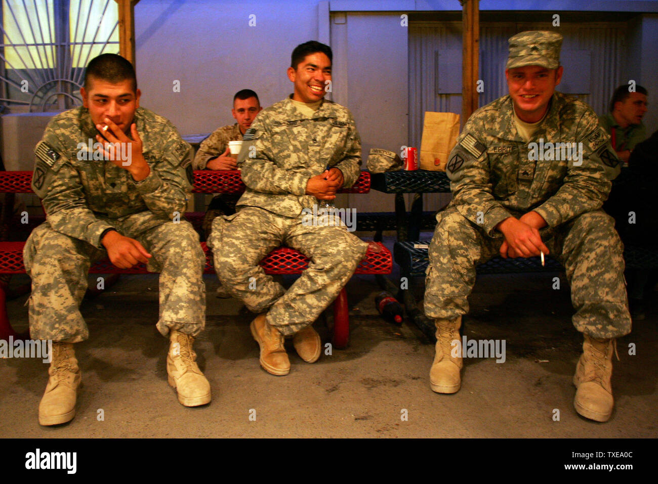 Us-service Mitglieder Rauch, wie sie im US-Stützpunkt in Bagram rest, nördlich von Kabul, Afghanistan am 11. September 2009. UPI/Mohammad Kheirkhah Stockfoto