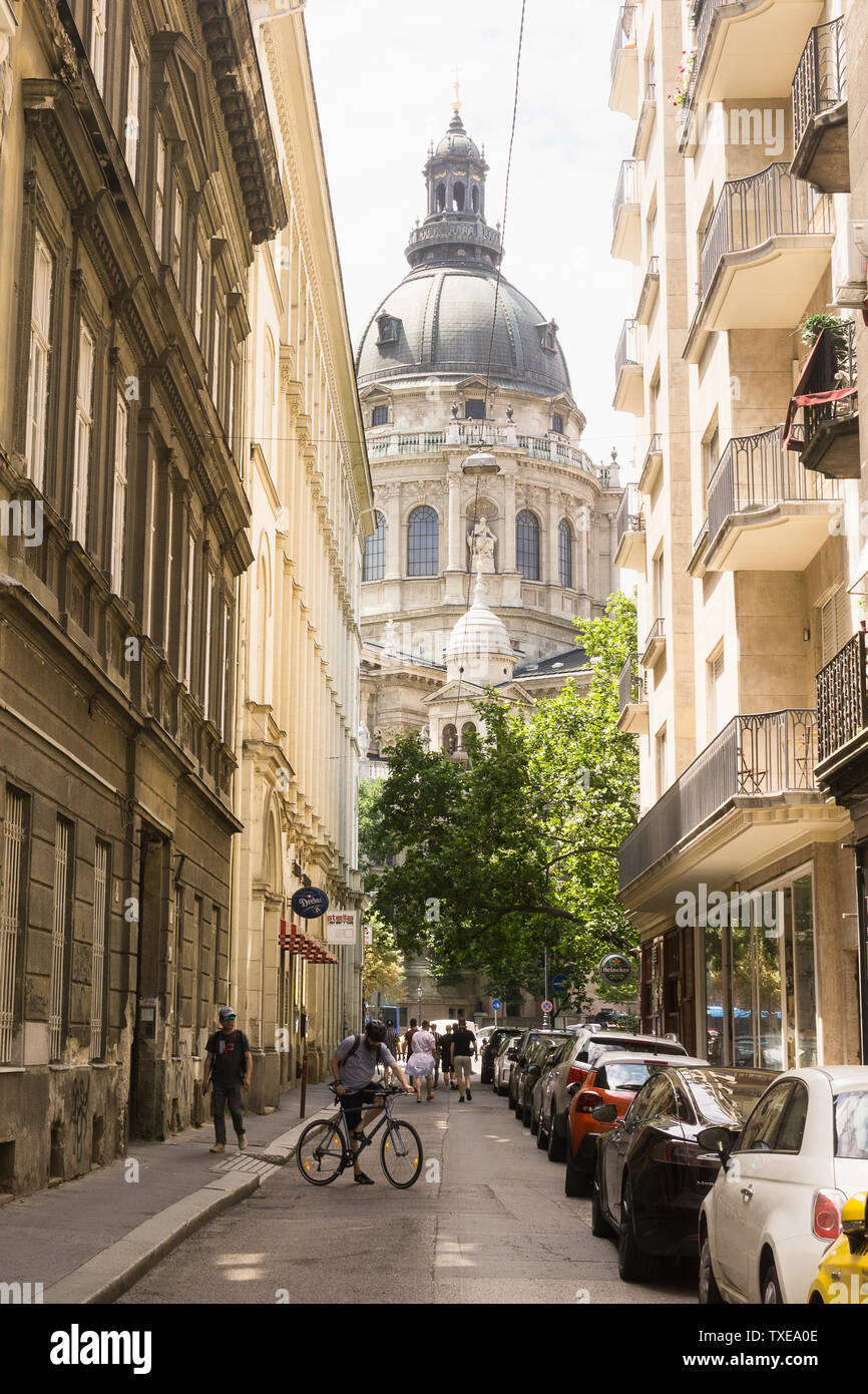 Blick auf die St. Stephan Basilika (Szent István-Basilika) von einer nahe gelegenen Straße, Budapest, Ungarn. Stockfoto