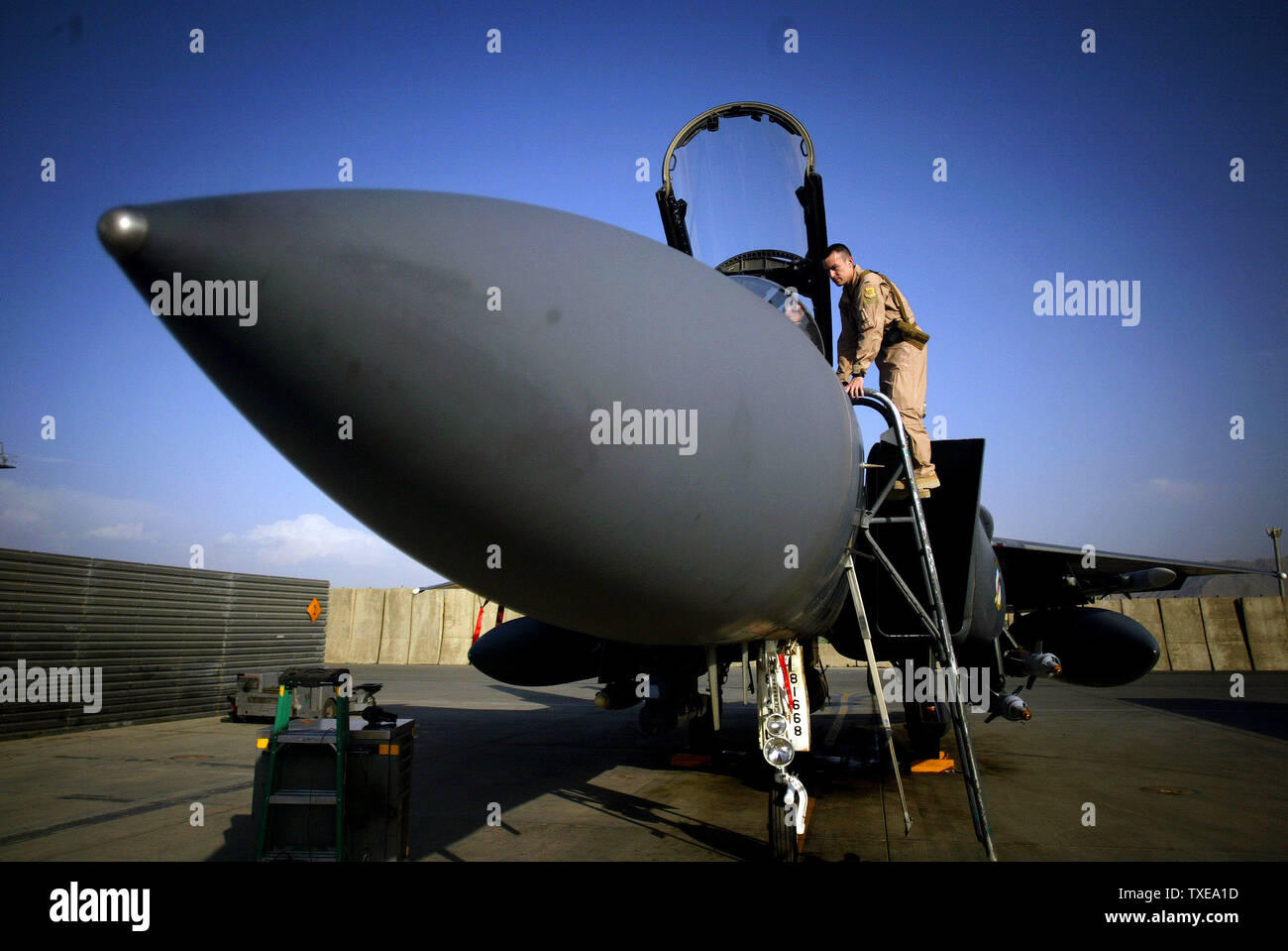 Ein US-Mitglied prüft ein F-15 Kampfjet in den USA Flugplatz im US-Stützpunkt in Bagram, nördlich von Kabul, Afghanistan am 12. September 2009. UPI/Mohammad Kheirkhah Stockfoto