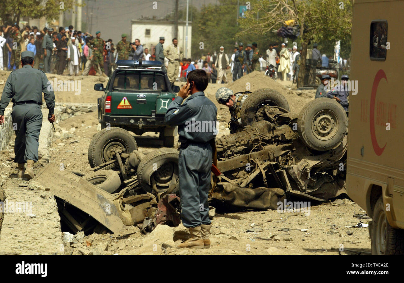 Ein NATO-Soldat überprüft eine ruinierte Fahrzeug an der Szene eines Selbstmordanschlag in Kabul, Afghanistan am 17. September 2009. Ein selbstmordattentat gegen einen italienischen Militärkonvoi schüttelte der afghanischen Hauptstadt Kabul und tötete sechs italienische Soldaten, 10 afghanische Zivilisten und verletzt mehr als 50 Personen. UPI/Mohammad Kheirkhah Stockfoto