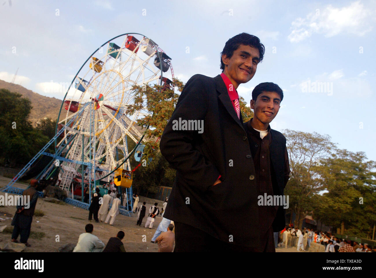 Zwei Männer mit neuer Kleidung posieren für ein Foto in einem Park in den zweiten Tag des Eid Al-Fitr, den Feiertag markiert das Ende der muslimischen heiligen Fastenmonats Ramadan in Kabul, Afghanistan am 21. September 2009. UPI/Mohammad Kheirkhah Stockfoto