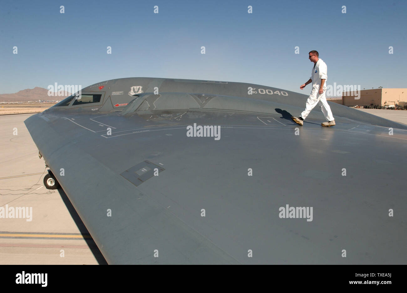 Strukturelle Wartung Tech. Sgt. Kevin Ponton, untersucht die Tragfläche eines B-2 Spirit Bomber an der Nellis Air Force Base in Nevada am Okt. 21, 2003. Ponton ist Mitglied der 509th Aircraft Maintenance Squadron von whiteman Air Force Base, Missouri. Er und einige andere Mitarbeiter von Whiteman wurden auf temporäre Aufgabe zu Nellis schickte die B-2 Spirit Bomber, dass die Teilnahme an Übung Red Flag 04-01 sind aufrecht zu erhalten. Red Flags sind Krieg Übungen, in denen die Bekämpfung der Besatzungen, deren Ausbildung in den meisten realistisch simulierten Krieg Umwelt möglich. (UPI/Michael R. Nixon/AFIE) Stockfoto