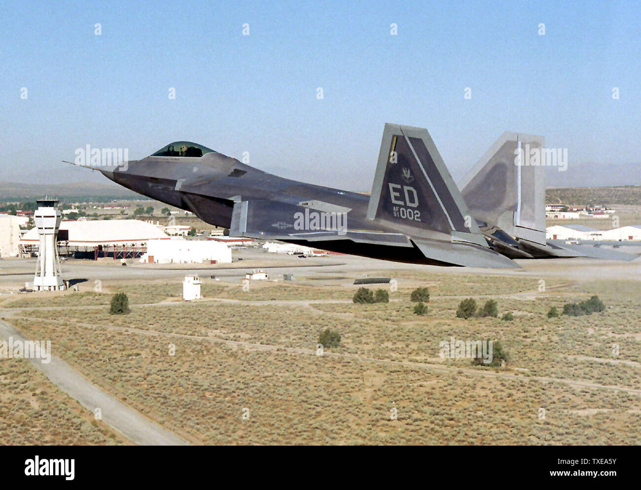 Eine F-22 Raptor macht einen Low pass hier auf der Edwards AFB in Kalifornien am 24. Oktober 2003. Die neue Air Force überlegenheit Kämpfer wird erwartet, dass die Zukunft Air Combat arena durch die Einbeziehung fortschrittlicher Avionik, Stealth und Supercruise zu dominieren. (UPI/Brooke Davis/AFIE) Stockfoto