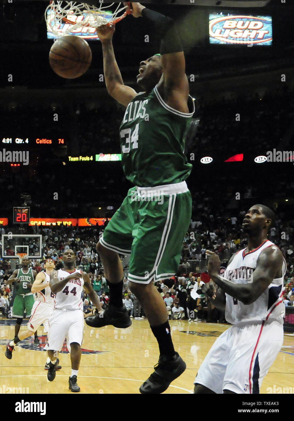 Boston Celtics, Paul Pierce (34), mit 36 Punkten, dunks über Atlanta Hawks, Marvin Williams (24) in der zweiten Hälfte des Spiel 2 der ersten Runde der Eastern Conference Playoffs an der Philips Arena in Atlanta am 1. Mai 2012. Boston gewann das Spiel 87-80. UPI/David Tulis Stockfoto