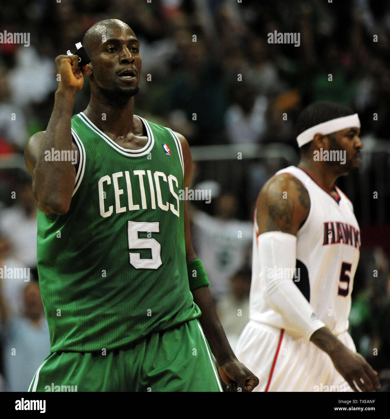 Boston Celtics, Kevin Garnett (5) reagiert, nachdem er einen Korb aus Midcourt am Ende des ersten Quartals von Spiel 5 der ersten Runde der Eastern Conference Playoffs an der Philips Arena in Atlanta am 8. Mai 2012. UPI/David Tulis Stockfoto