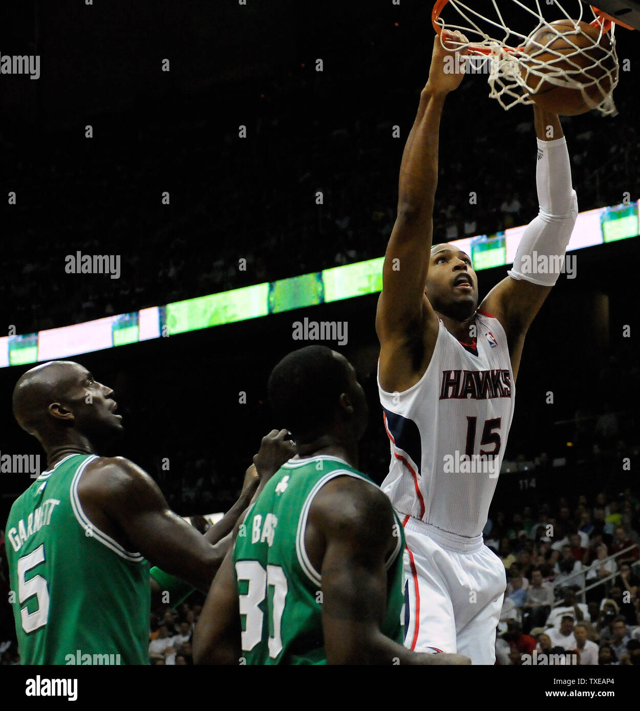 Atlanta Hawks center Al Horford (15) dunks über Boston Celtics, Kevin Garnett (5) und die Celtics Mannschaftskamerad Brandon Bass (30) in der ersten Hälfte des Spiel 5 der ersten Runde der Eastern Conference Playoffs an der Philips Arena in Atlanta am 8. Mai 2012. UPI/David Tulis Stockfoto