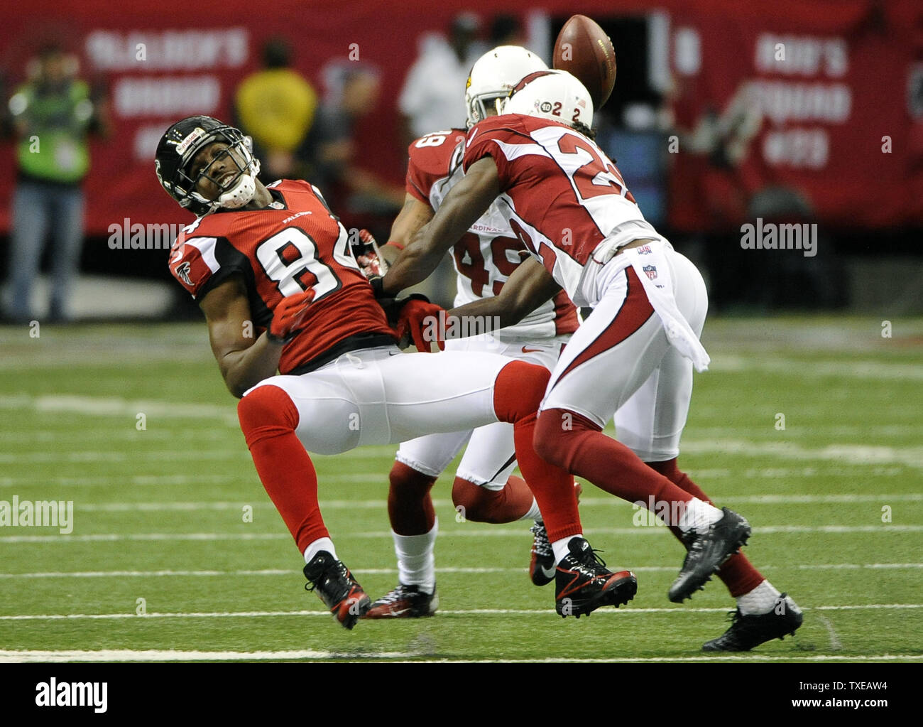 Atlanta Falcons Empfänger Roddy White (84) kann nicht der Fußball Fangen, wie er durch Arizona Cardinals cornerback William Gay (22) und Sicherheit Rashad Johnson (49) in der ersten Hälfte des NFL Football Game Hit ist im Georgia Dome in Atlanta am 18. November 2012. UPI/David Tulis Stockfoto