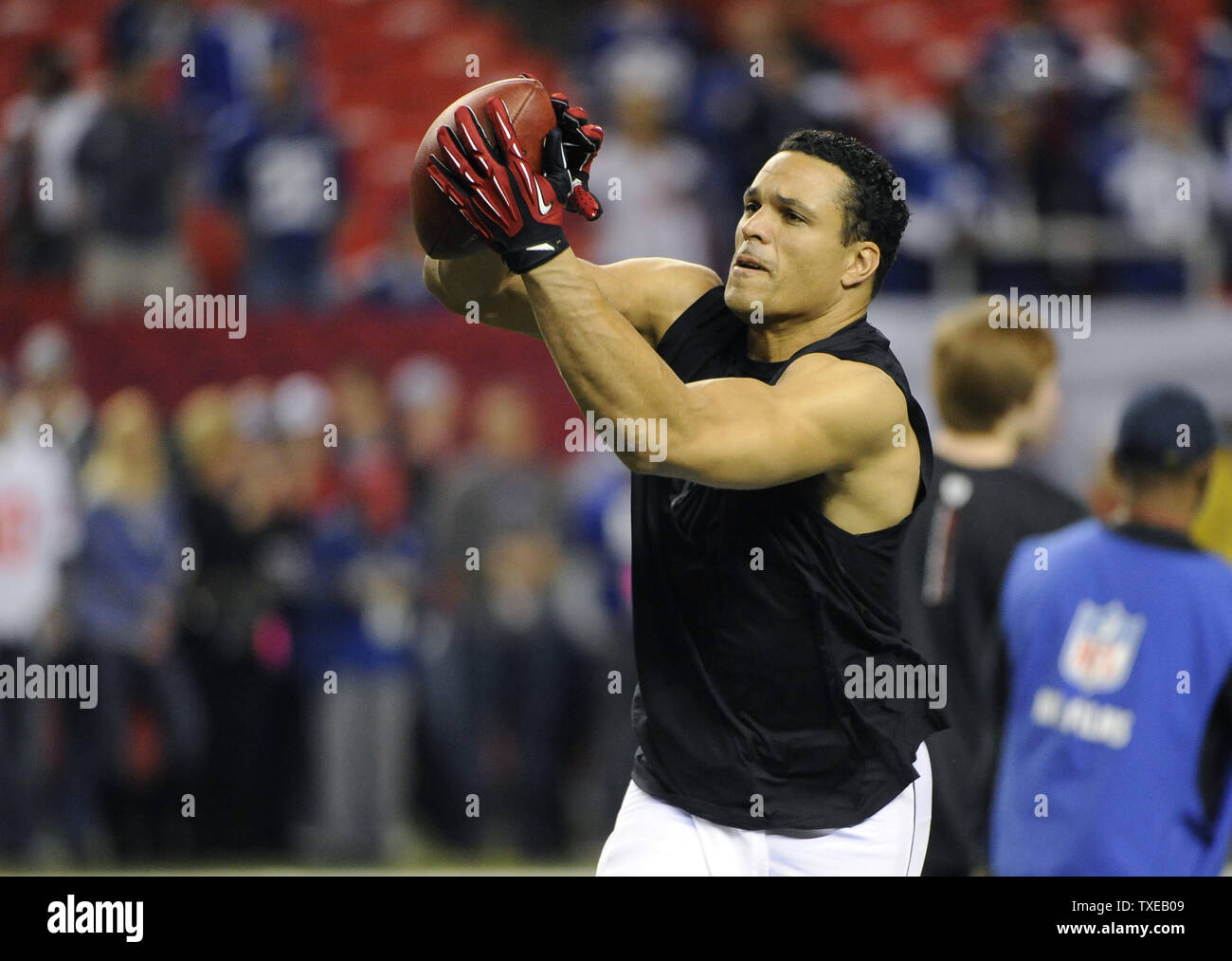 Atlanta Falcons tight end Tony Gonzalez Fänge einen Pass vor dem NFL Football Spiel gegen die New York Giants im Georgia Dome in Atlanta am 16. Dezember 2012. UPI/David Tulis Stockfoto