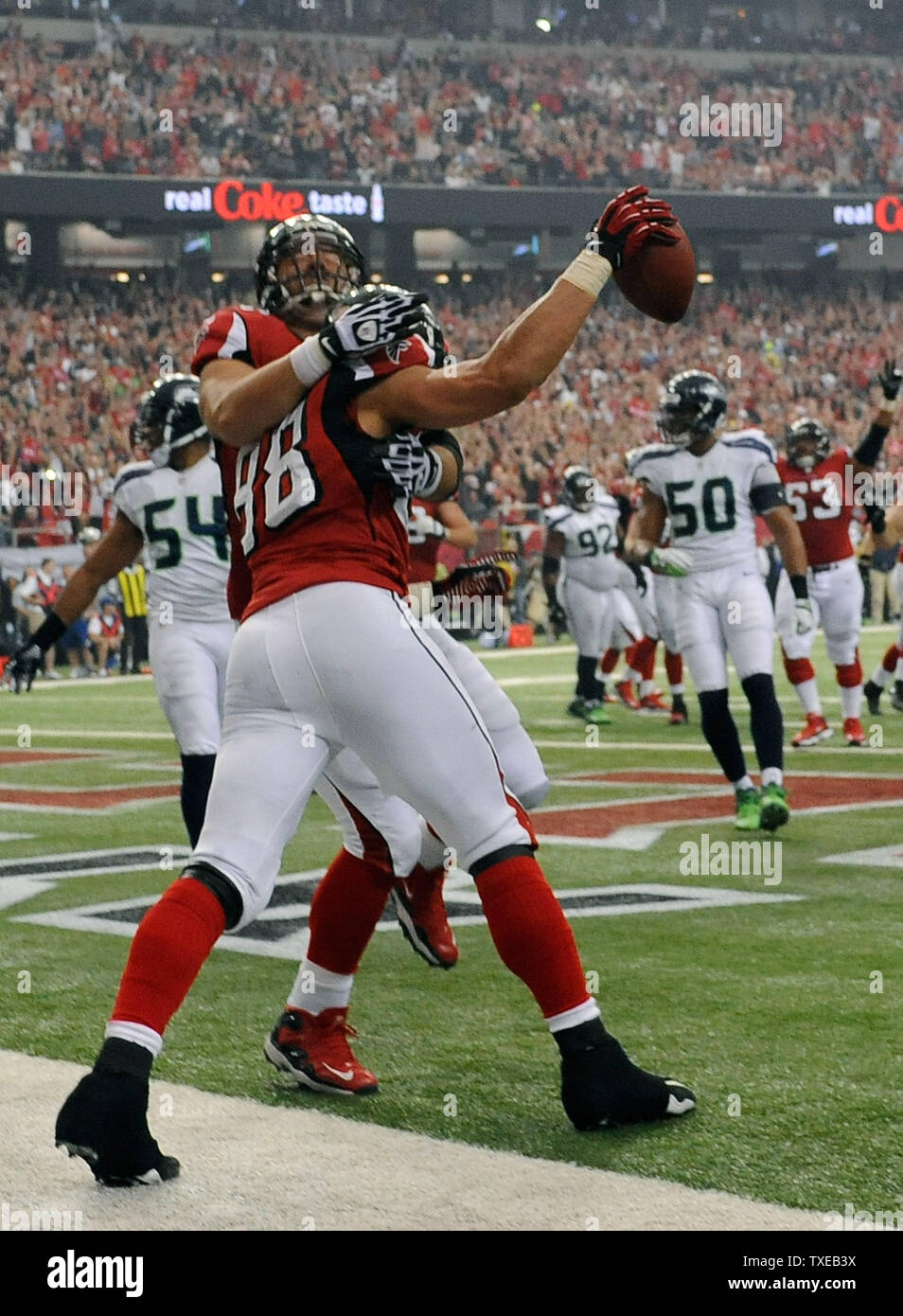 Tony Atlanta Falcons' Gonzalez (88) Kerben der erste Touchdown gegen die Seattle Seahawks in der ersten Hälfte ihrer NFL divisional Spiel im Georgia Dome in Atlanta am 13. Januar 2013. UPI/David Tulis Stockfoto