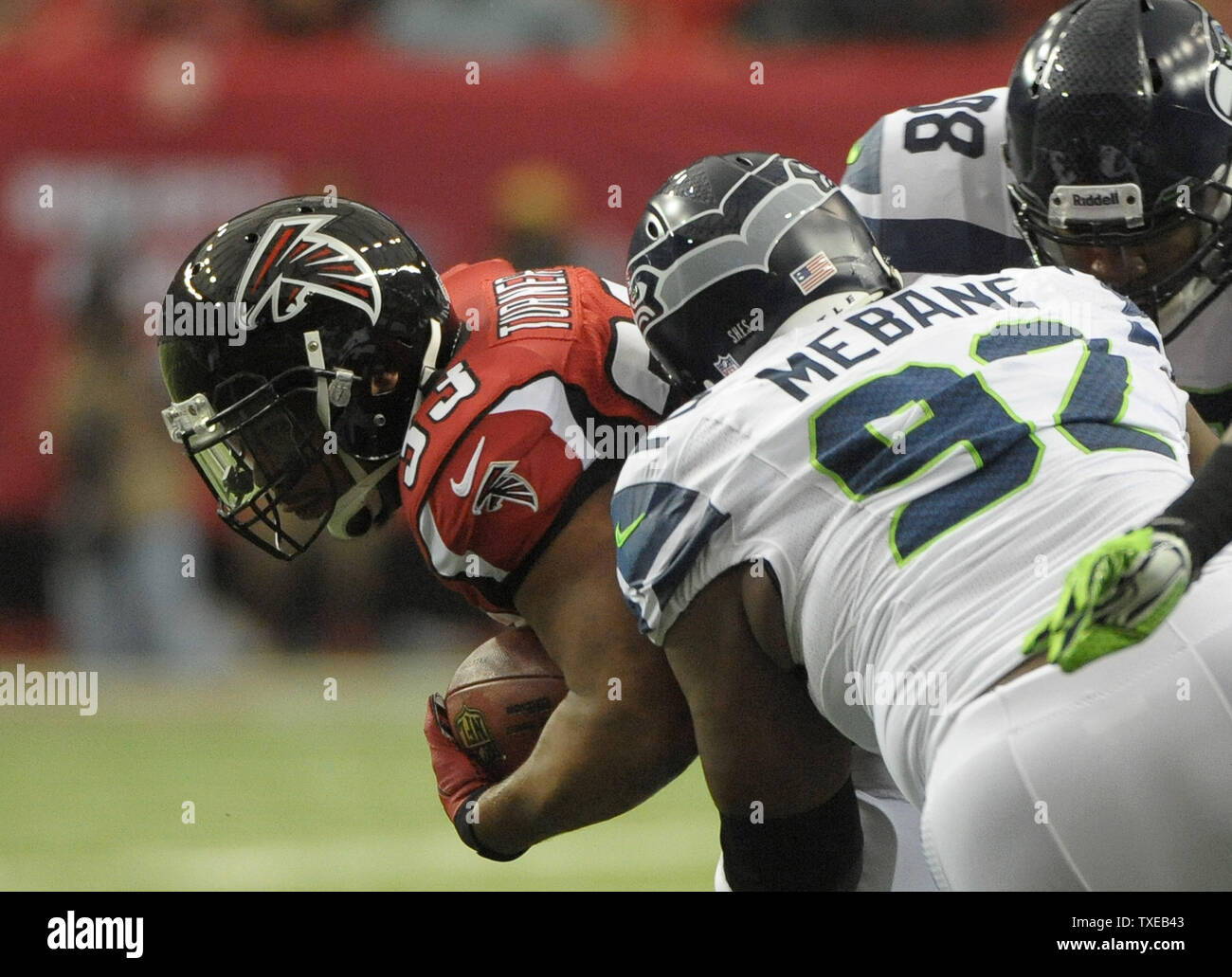 Atlanta Falcons zurück laufen Michael Turner (33) wird von Seattle Seahawks defensive gestoppt Angriff Brandon Mebane (92) während der ersten Hälfte des NFL divisional Spiel im Georgia Dome in Atlanta am 13. Januar 2013. UPI/David Tulis Stockfoto