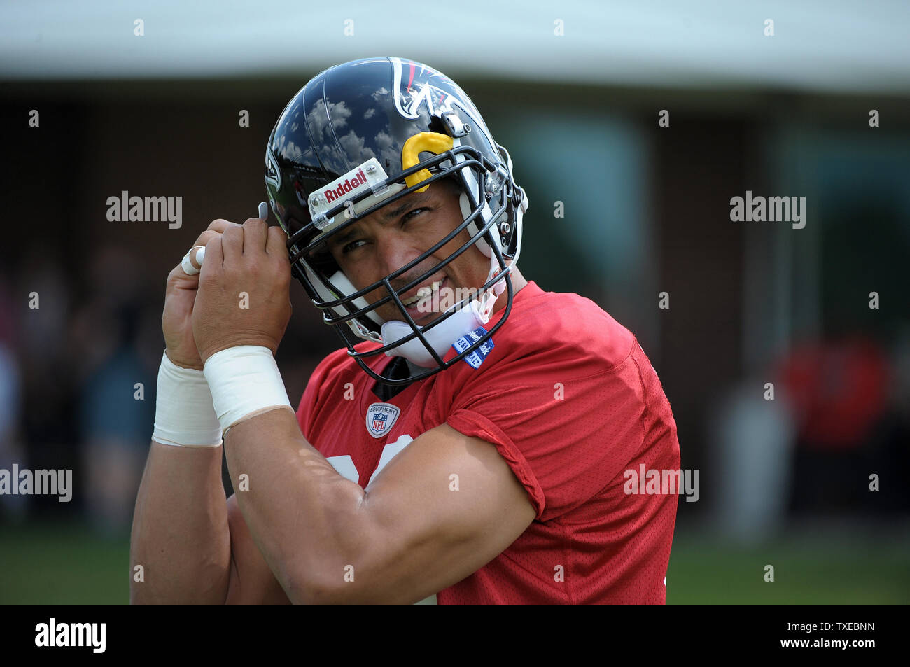 Atlanta Falcons tight end Tony Gonzalez passt seinen Helm während des ersten Tages von ihr Trainingslager in Durango, Ga, 25. Juli 2013. UPI/David Tulis Stockfoto