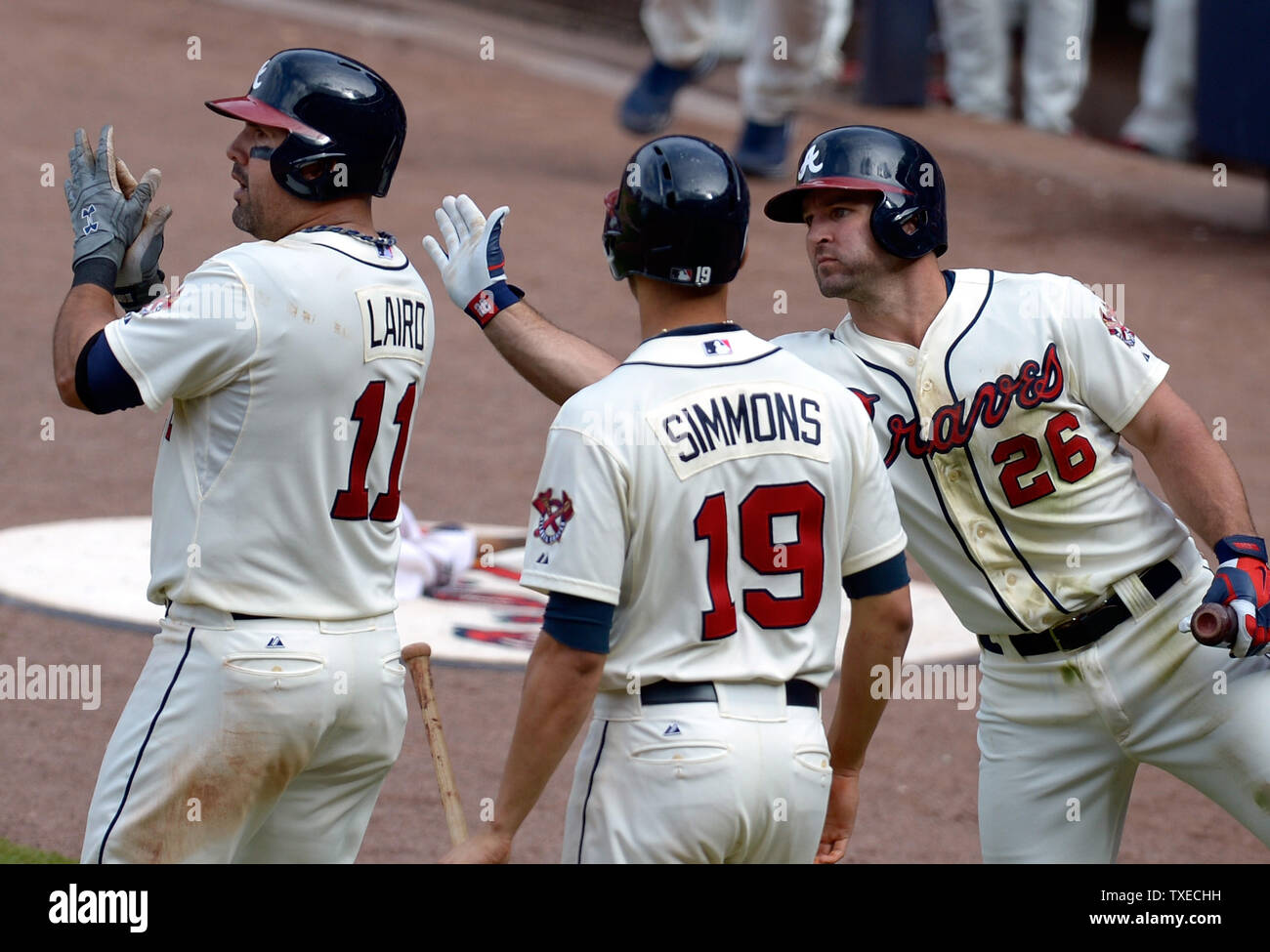 Atlanta Braves' Gerald Laird (11) und Andrelton Simmons (19) gratulierte durch Mannschaftskameraden Dan Uggla nach Zählen auf dem RBI triple durch Mannschaftskameraden Elliott Johnson im sechsten Inning in Turner Field, Atlanta, 29. September 2013. Atlanta zählte drei Durchläufe im Inning eine 10-4 Leitung zu nehmen. UPI/David Tulis Stockfoto