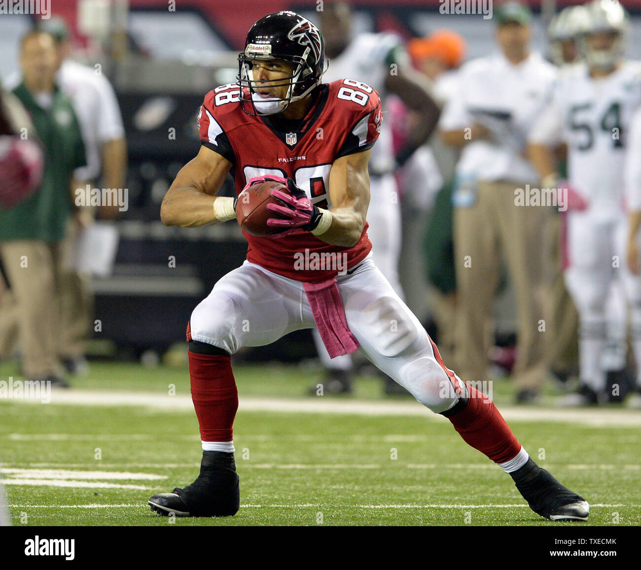 Atlanta Falcons tight end Tony Gonzalez (88) Macht einen Durchgang Rezeption während der zweiten Hälfte im Georgia Dome in Atlanta am 7. Oktober 2013. Gonzalez hatte 10 Empfänge für 97 Yards und verbindet Jerry Rice als nur zwei Spieler in der NFL Geschichte mit mindestens einem Empfang in 200 gerade Spiele. UPI/David Tulis Stockfoto