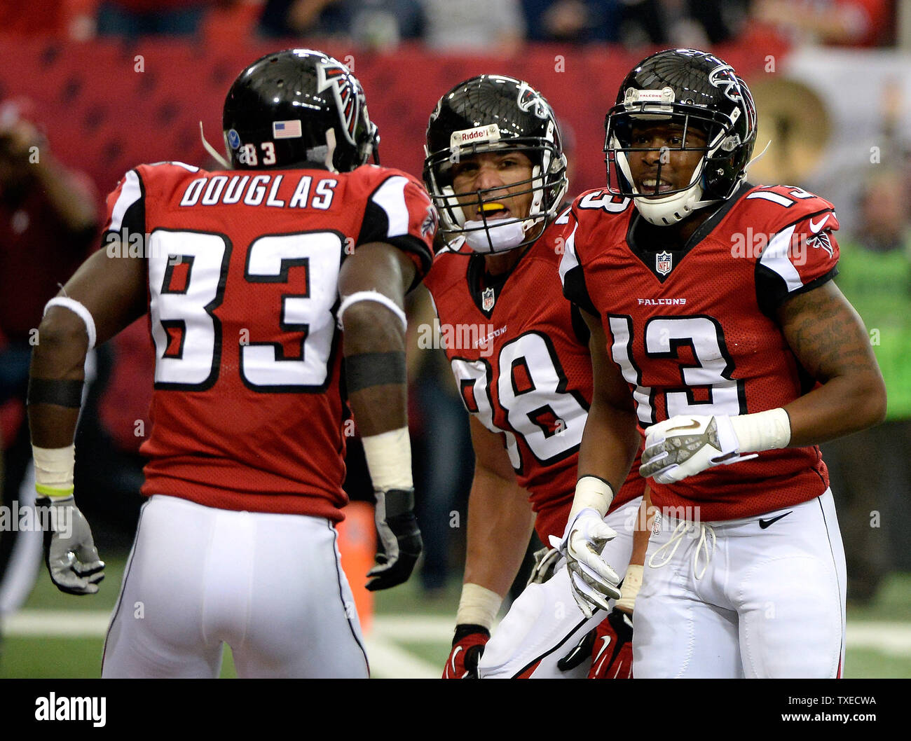 Darius Atlanta Falcons" Johnson (13) feiert seinen Touchdown über die Seattle Seahawks mit Teamkollegen Tony Gonzalez (88) und Harry Douglas in der zweiten Hälfte im Georgia Dome in Atlanta am 10. November 2013. Johnson zählte Atlanta nur Touchdown im 33-10 Verlust nach Seattle. UPI/David Tulis Stockfoto