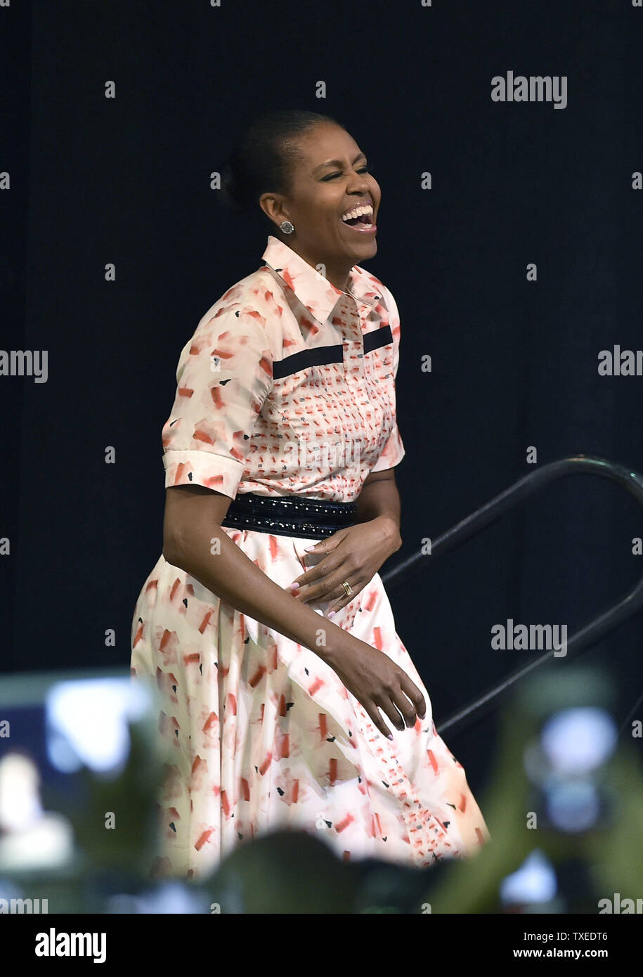 First Lady Michelle Obama lacht, während sie durch demokratischen US-Senat Kandidat Michelle Nunn an einem Georgia Abstimmung Rallye innerhalb des Martin Luther King Jr. Erholungszentrum eingeführt am 8. September 2014 in Atlanta. UPI/David Tulis Stockfoto