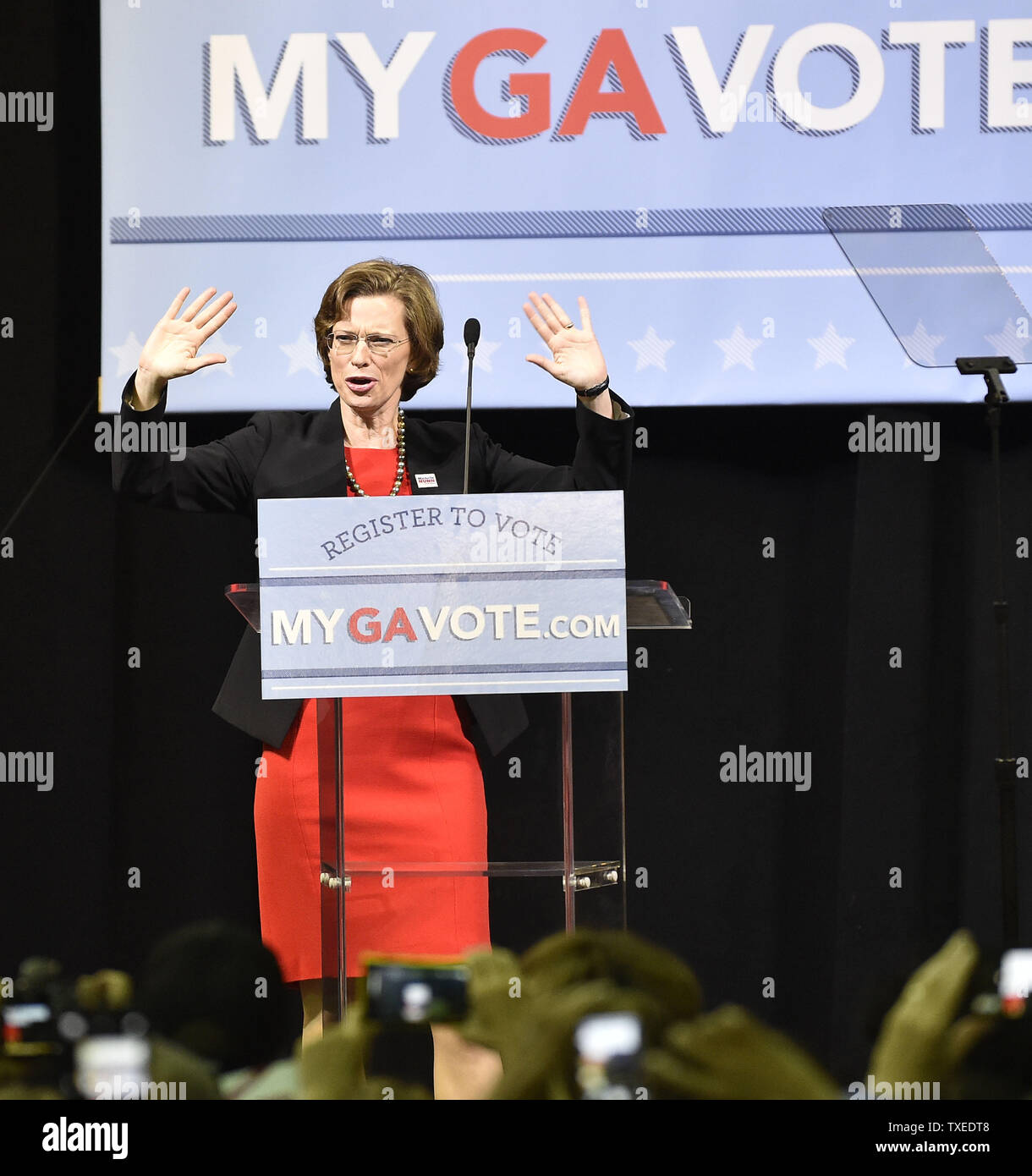 Demokratische US-Senat Kandidat Michelle Nunn Gesten das Publikum während einer Georgien stimmen Kundgebung an der Martin Luther King Jr. Erholungszentrum am 8. September 2014 in Atlanta. UPI/David Tulis Stockfoto