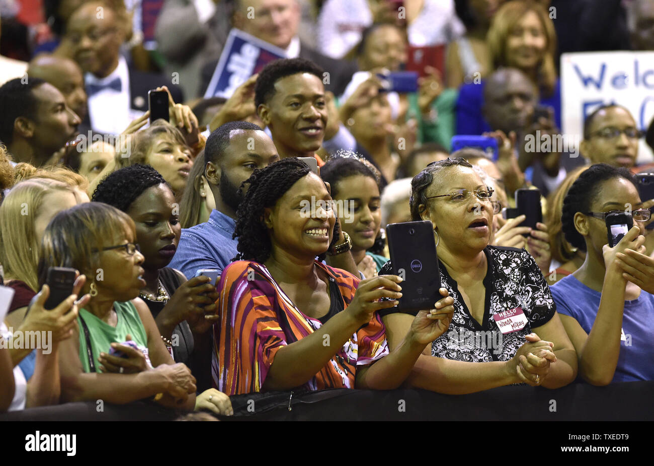 Die Teilnehmer nehmen Bilder von Michelle Obama an einem Georgia Abstimmung Rallye mit demokratischen US-Senat Kandidat Michelle Nunn innerhalb des Martin Luther King Jr. Erholungszentrum am 8. September 2014 in Atlanta. UPI/David Tulis Stockfoto