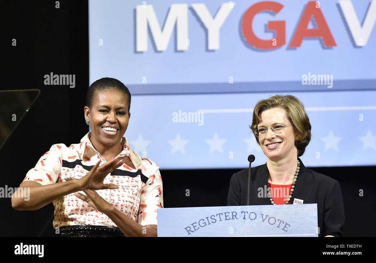 First Lady Michelle Obama besucht eine Georgien stimmen Rallye mit demokratischen US-Senat Kandidat Michelle Nunn (R) an der Martin Luther King Jr. Erholungszentrum am 8. September 2014 in Atlanta. UPI/David Tulis Stockfoto