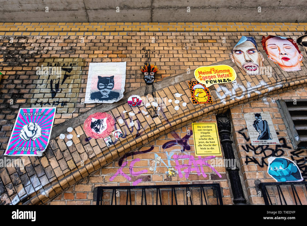 Street Art auf Stein Eisenbahnviadukt in Mitte-Berlin - eine Sammlung von Flächen auf eine Mauer aus Stein Stockfoto