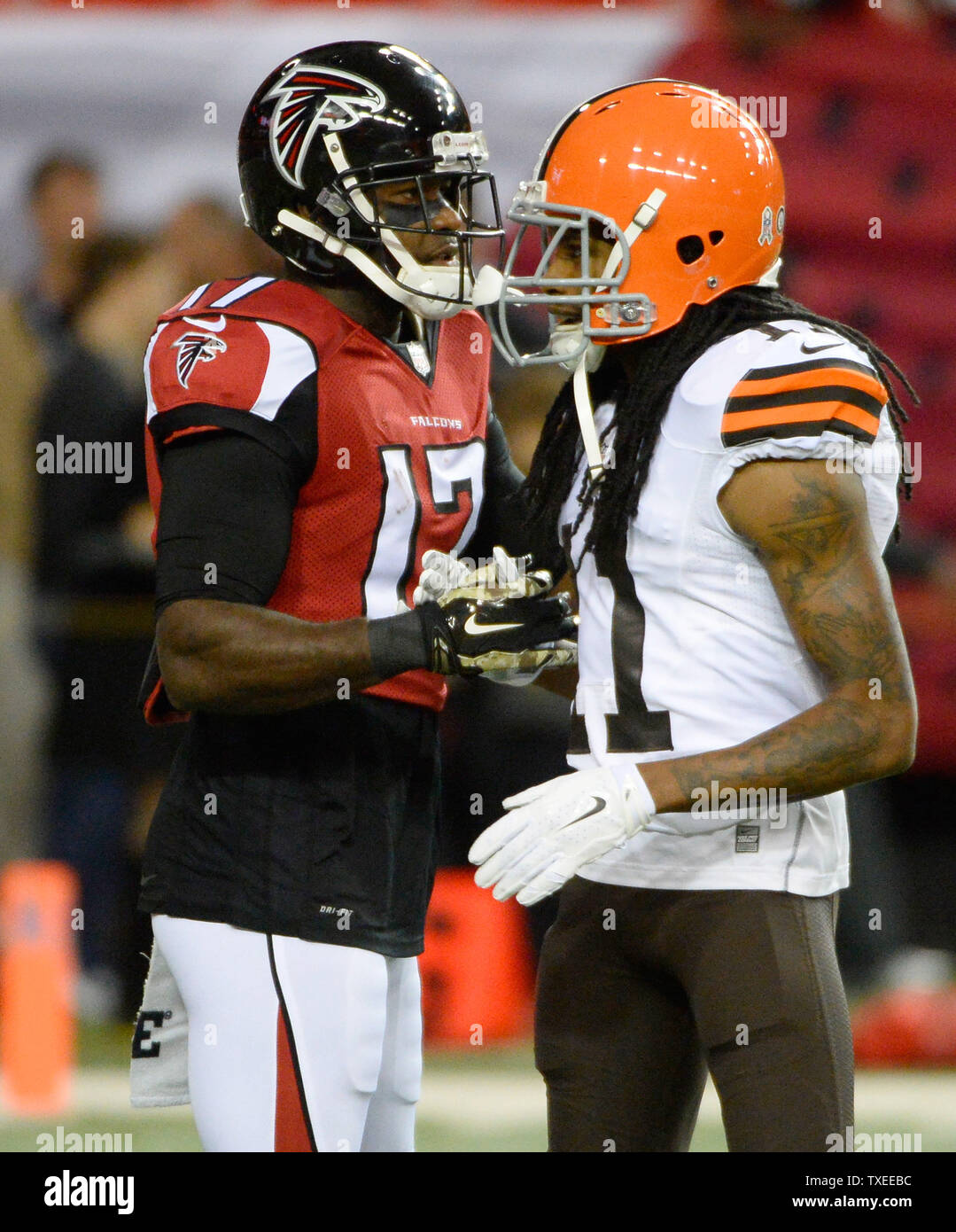 Atlanta Falcons wide receiver Devin Hester (17) begrüßt die Cleveland Browns wide receiver Travis Benjamin (11) während der pregame Vorwärmungen für Ihre NFL Spiel im Georgia Dome in Atlanta am 23. November 2014. UPI/David Tulis Stockfoto