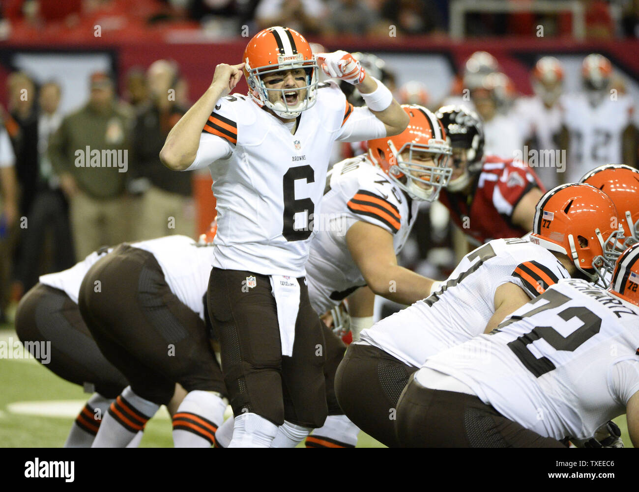 Cleveland Browns Quarterback Brian Hoyer (6) ruft ein akustisches gegen die Atlanta Falcons während der ersten Hälfte des NFL Spiel im Georgia Dome in Atlanta am 23. November 2014. UPI/David Tulis Stockfoto