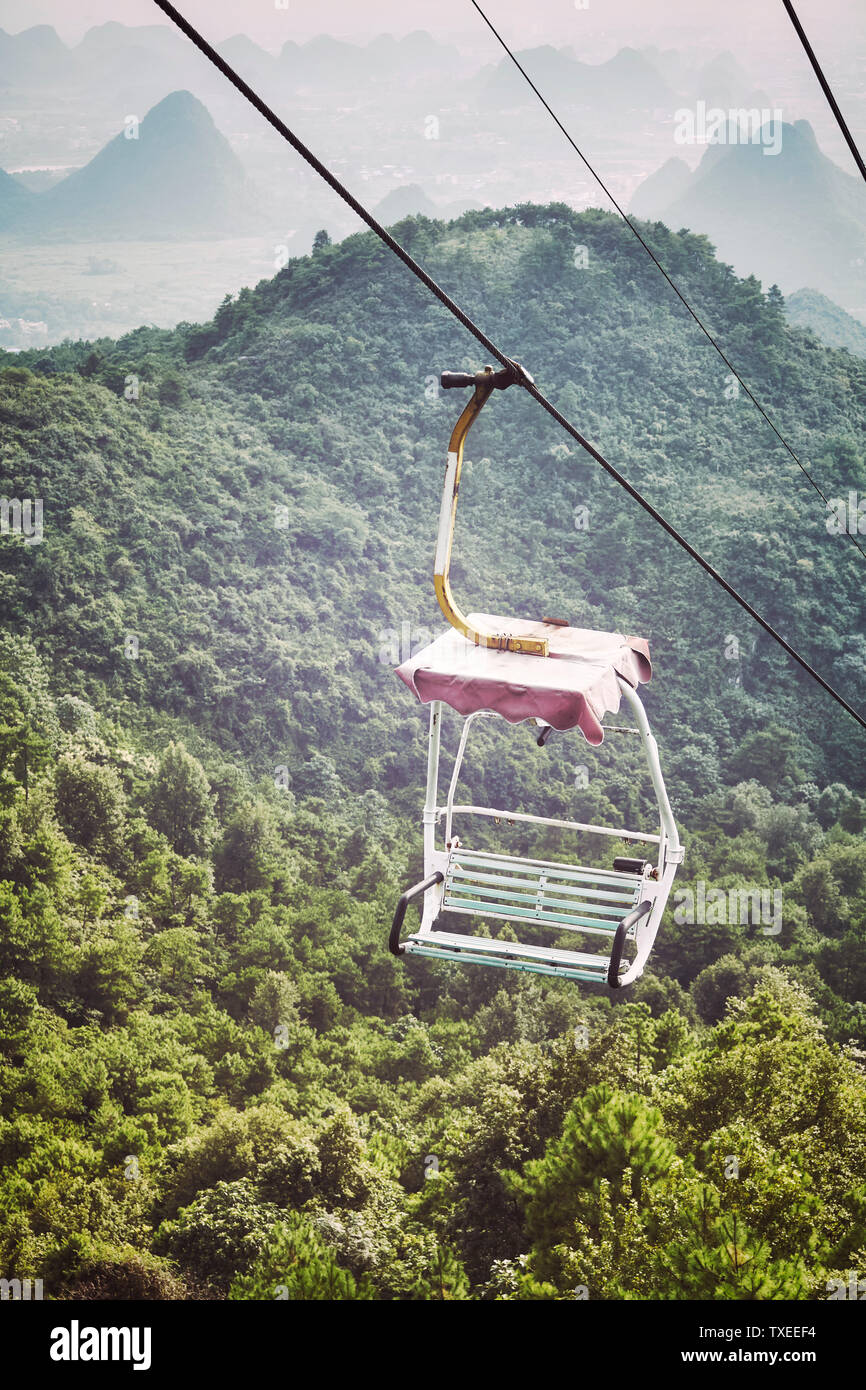 Retro getonten Bild eines alten Sessellift im Karstgebirge, Guilin, China. Stockfoto
