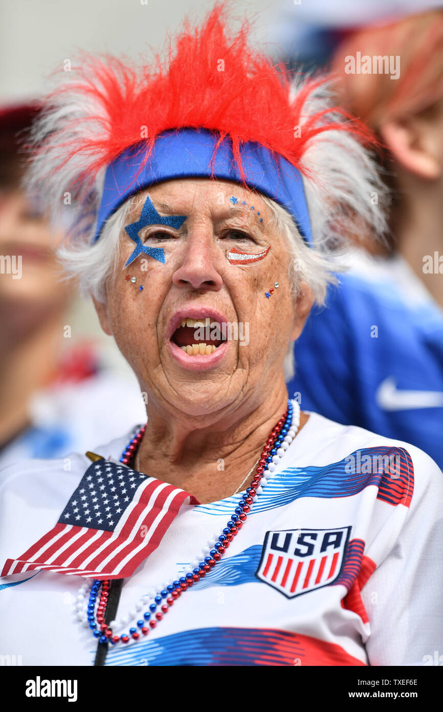 Reims, Frankreich. 24. Juni, 2019. Alte Dame - mit USA Jersey und Perücke, 24.06.2019, Reims (Frankreich), Fußball, FIFA Frauen-WM 2019 Achtelfinale Spanien - USA, FIFA-BESTIMMUNGEN VERBIETEN DIE VERWENDUNG DER FOTOGRAFIE ALS BILD-SEQUENZEN UND/ODER QUASI-VIDEO. | Verwendung der weltweiten Kredit: dpa/Alamy leben Nachrichten Stockfoto