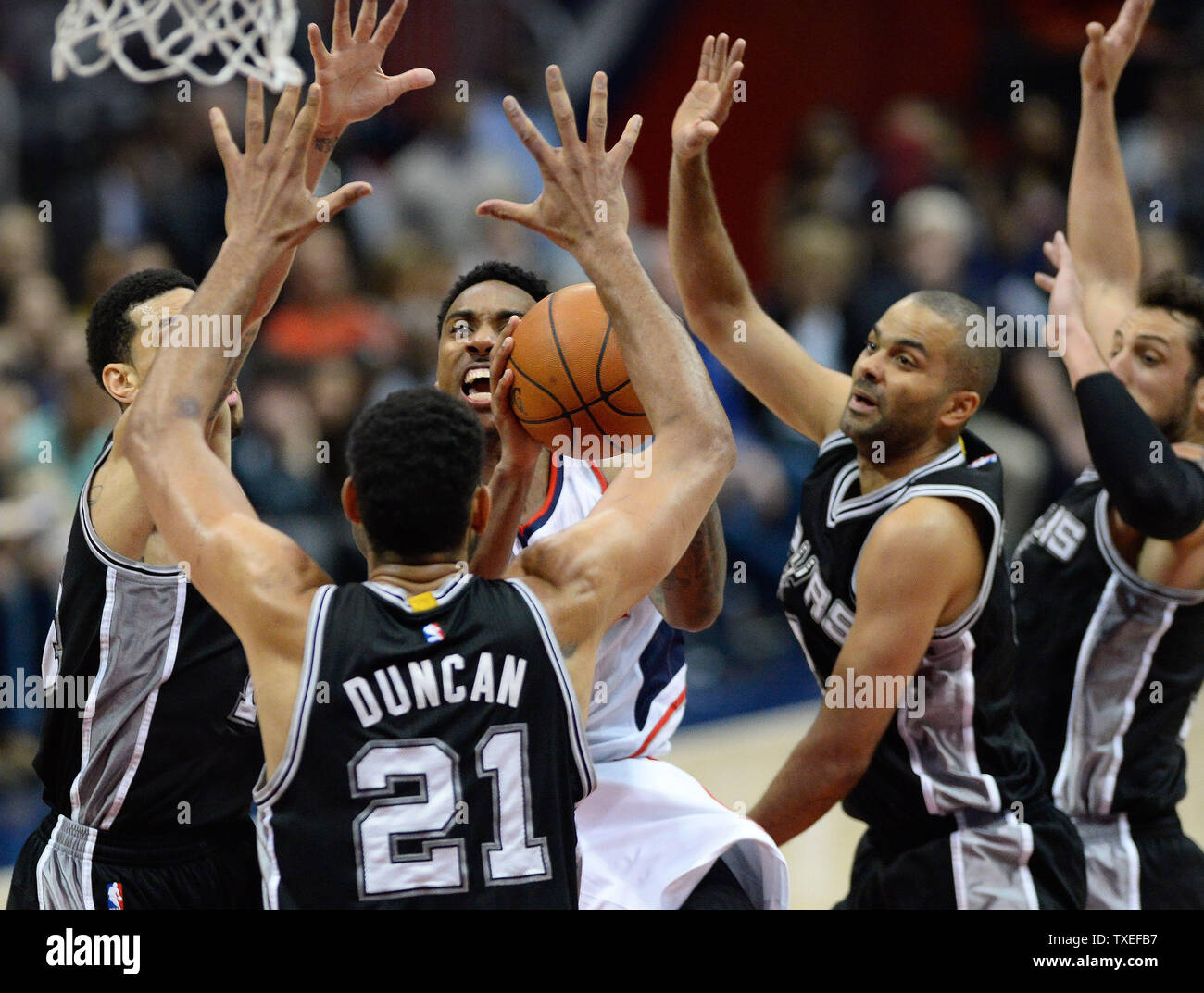 Atlanta Hawks guard Jeff Teague (C) durch vier San Antonio Spurs Spieler einschließlich Tim Duncan (21), Tony Parker (R) und Marco Belinelli (R) in der zweiten Jahreshälfte ein NBA Spiel in der Philips Arena in Atlanta, 22. März 2015 blockiert ist. San Antonio gewann 114-95. Foto von David Tulis/UPI Stockfoto