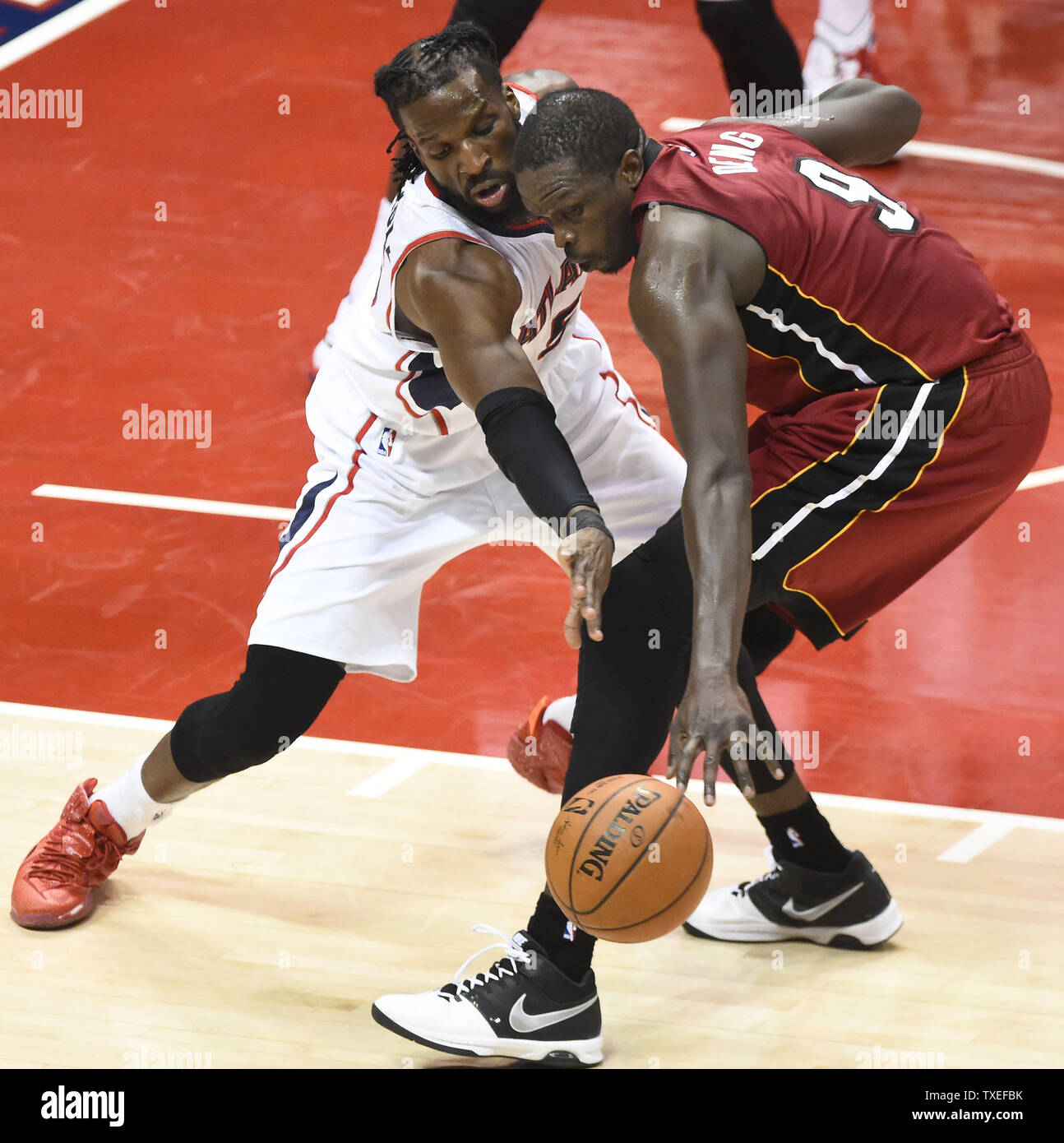 Atlanta Hawks' DeMarre Carroll (L) stiehlt den Ball von Miami Heat Luol Deng (9) In der ersten Jahreshälfte ein NBA Spiel in der Philips Arena in Atlanta, 27. März 2015. Foto von David Tulis/UPI Stockfoto