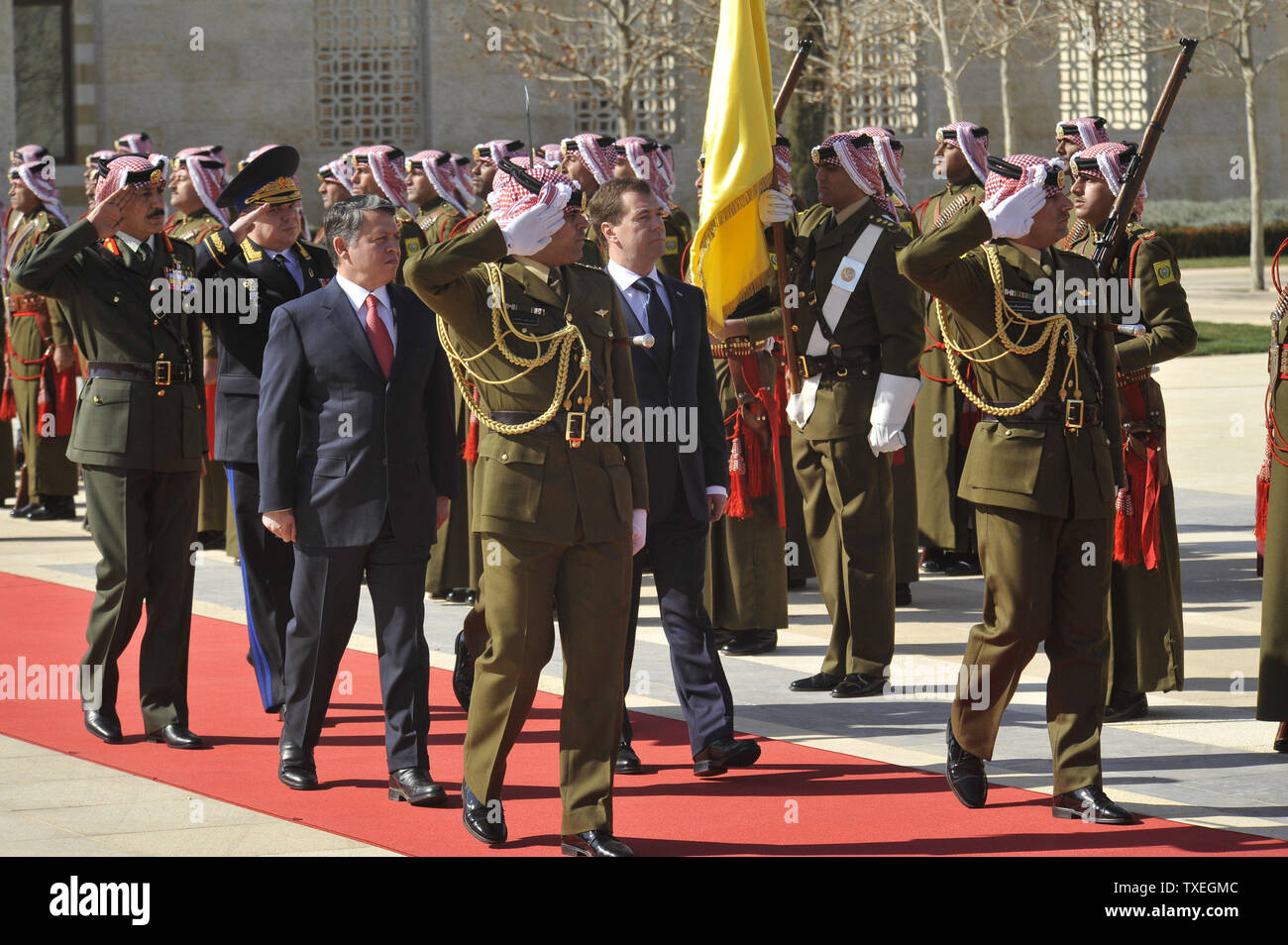 Jordaniens König Abdullah (L) geht mit dem russischen Präsidenten Dmitri Medwedew während der Begrüßungszeremonie auf dem königlichen Palast in Amman, Jordanien am 19. Januar 2011. UPI Stockfoto