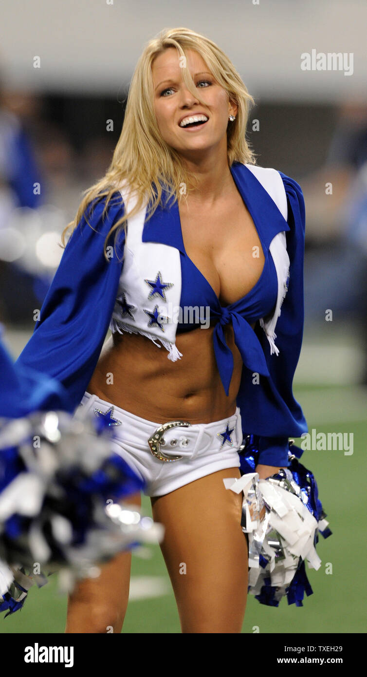 Dallas Cowboys Cheerleaders während des Cowboys-Washington Redskins Spiel an Cowboys Stadium in Arlington, Texas, am 26. September 2011. Die Cowboys gewann 18-16. UPI/Ian Halpeirn Stockfoto