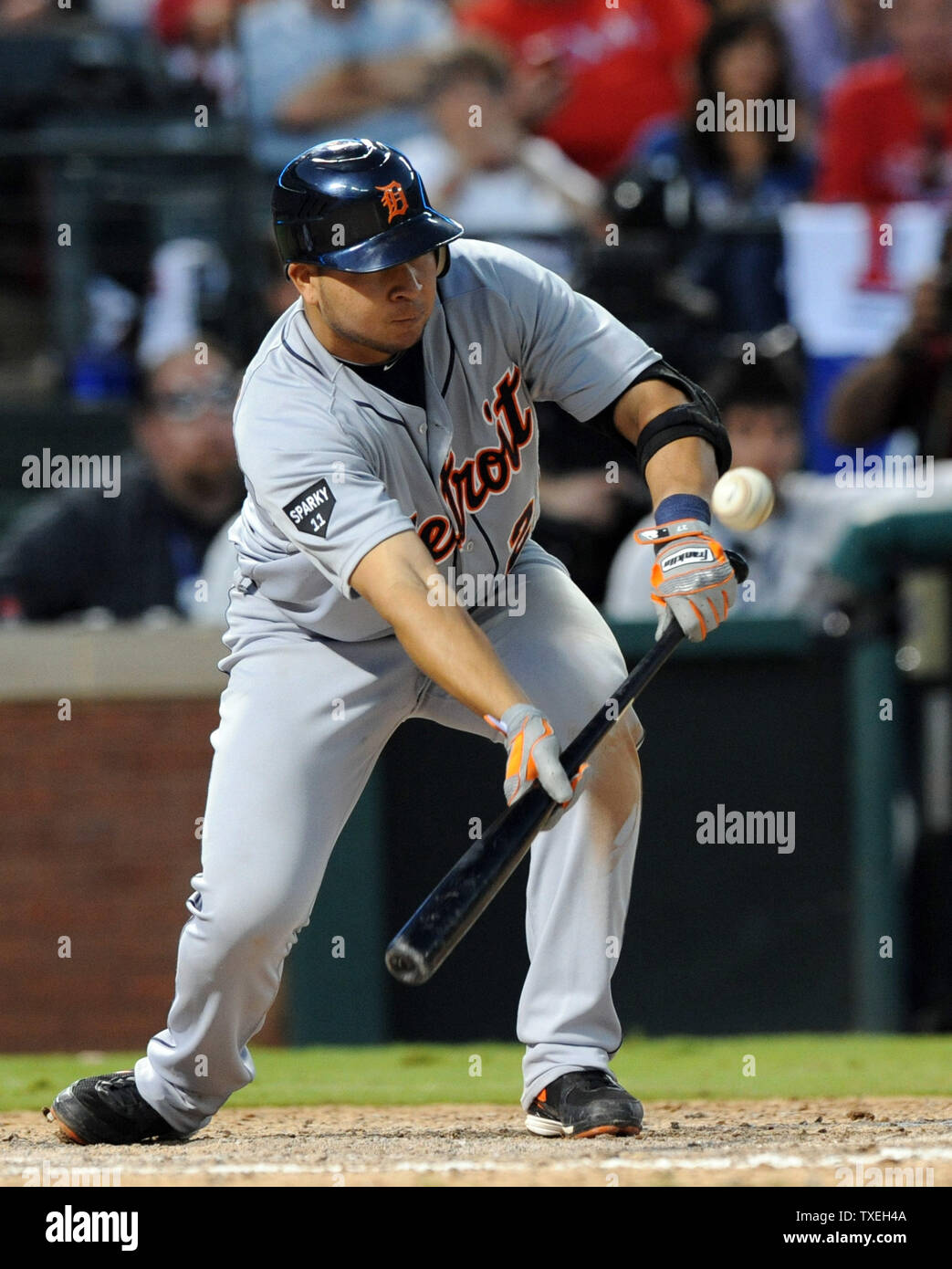 Detroit Tiger Jhonny Peraita versucht einen Bauch im 10 Inning gegen die Texas Rangers lag in Spiel zwei der ALCS in Rangers Ballpark in Arlington am 10. Oktober 2011 in Arlington, Texas. Die Förster gewann 7-3 in 11 innings und jetzt die besten sieben Reihen 2-0 führen. UPI/Ian Halperin Stockfoto