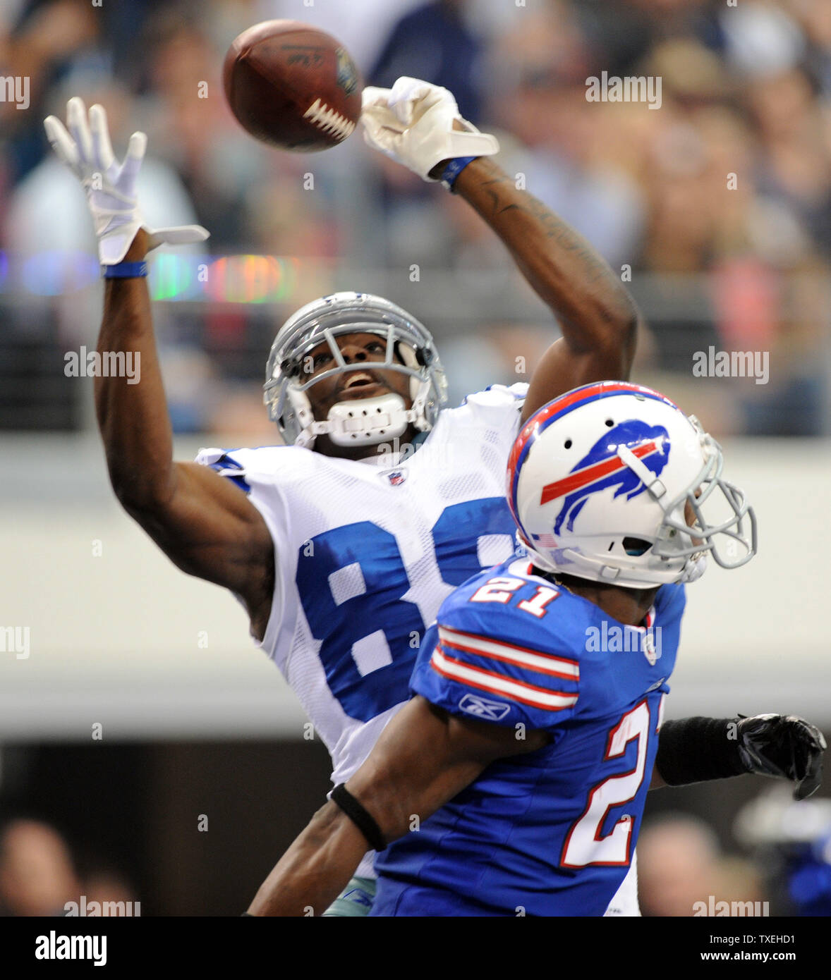 Dallas Cowboys Dez Bryant Hols in einem 34 Yard Touchdown pass wie Buffalo Bills Leodis McKelvin verteidigt auf der spielen im ersten Quartal bei Cowboys Stadium in Arlington, Texas, am 13. November 2011. UPI/Ian Halperin Stockfoto