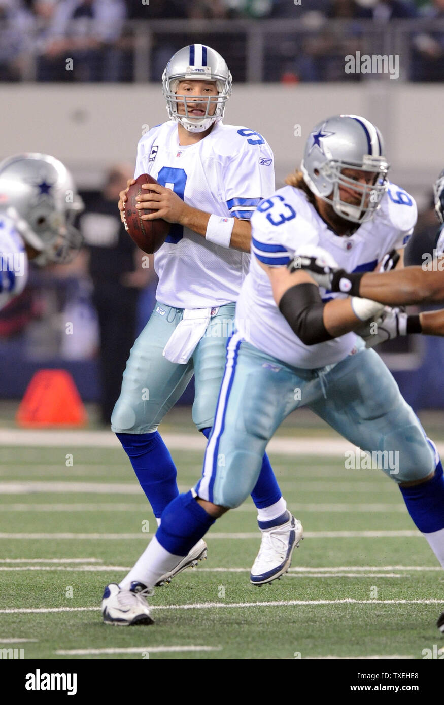 Dallas Cowboys Tony Romo Blick gegen die Philadelphia Eagles in der ersten Hälfte an Cowboys Stadium in Arlington, Texas, am 24. Dezember 2011 zu werfen. Romo wurde im ersten Quartal verletzt und nicht zurück. UPI/Ian Halperin Stockfoto