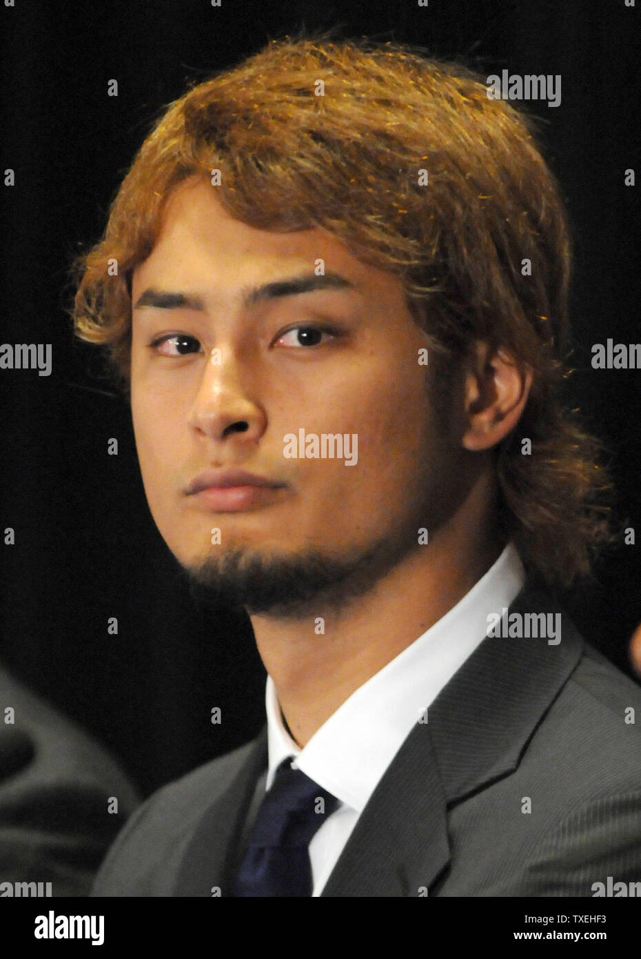 Neue Texas Förster Krug Yu Darvish spricht mit den Medien während einer Pressekonferenz in der Ballpark in Arlington am 20 Januar, 2012 in Arlington, Texas. Darvish unterzeichnete einen Vertrag im Wert von $ 60 Mio. über einen Zeitraum von sechs Jahren. Die beiden MVP der japanischen Pacific League hatte eine 93-38 Datensatz mit einem 1.99 ERA in 167 Spiele die letzten sieben Jahreszeiten. Der 25-jährige Rechtshänder war fünf Mal in Japan. UPI/Ian Halperin Stockfoto