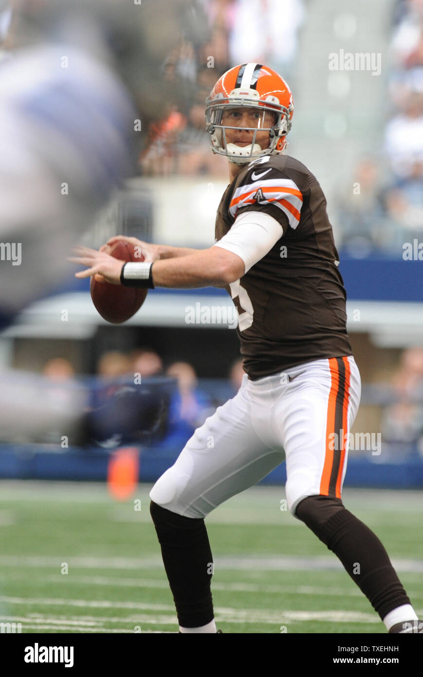 Cleveland Browns rookie Quarterback Brandon Weeden sieht gegen die Dallas Cowboys an Cowboys Stadium in Arlington, Texas, am 18. November 2012 zu werfen. UPI/Ian Halperin Stockfoto